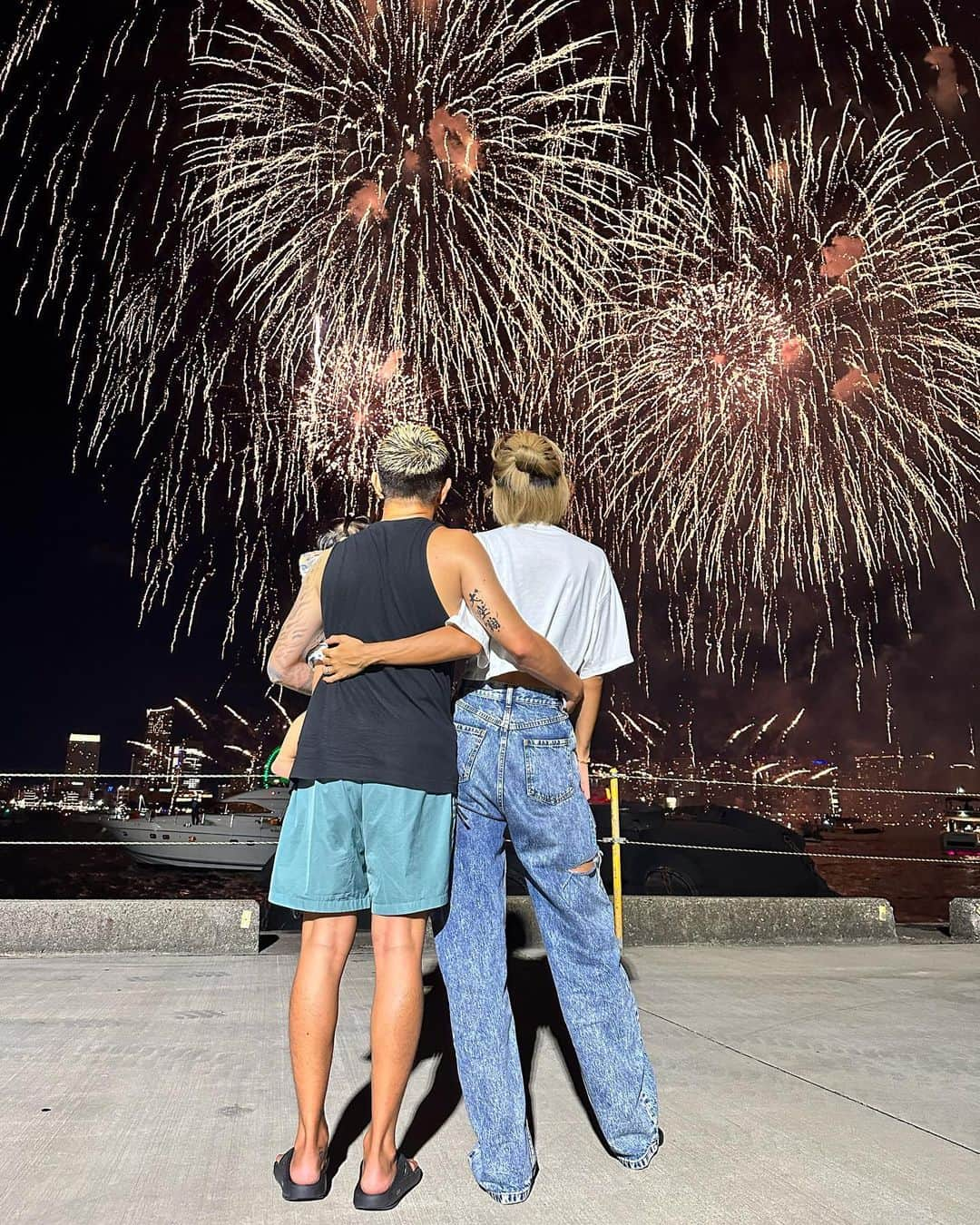 井岡一翔のインスタグラム：「- - 特別な場所でド迫力花火🎆🎇✨ - 感動と感激と感謝で胸がいっぱい。 本当に圧巻の花火でした👏 - #井岡一翔 #花火 #夏の思い出」