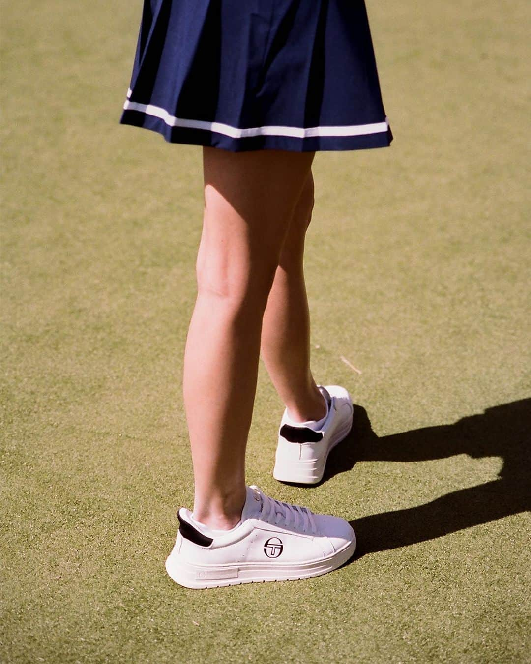 セルジオタッキーニのインスタグラム：「Step into the summer in style with our Court Classic Sneaker, available now at sergiotacchini.com.」