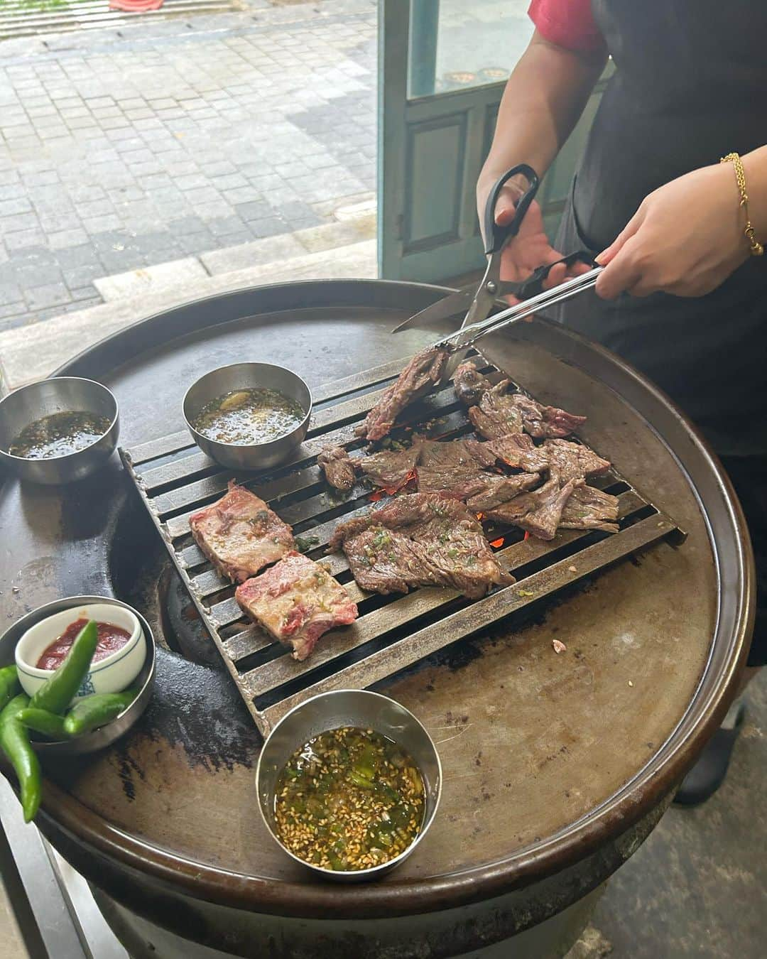 岩橋良昌さんのインスタグラム写真 - (岩橋良昌Instagram)「韓国独り旅初日  社員さんから教えてもらったドラム缶立食焼肉きた うますぎんねんけど ソーセージおまけしてくれた  何個タイヤついとんねん  アインシュタインゆずるに教えてもらったタッカンマリ屋さんが遅めの時間に行ったら売り切れ。しまった(ToT) 明日の昼にきますと約束して出る  近くのこれまた社員さんに教えてもらったタッカンマリ屋さんも閉まっててまだやってたタッカンマリ屋さんに飛び込む まぁまぁ賑わってた うまかったんだよ！行く予定じゃなかっても！ 飛び込みでも！ 汗だく コーン茶祭り  マルチョウみたいなアイスうまい  行きはチェジュエア1時間半でついた　ちかっ カカオタクシーつかいこなせてきた、これかなり助かる 色んな人に質問しまくり　結構英語使える　いえーい ハングルは一文字も読めない　韓国語はなんにもわからない しってるのはサランヘヨだけ 焼肉屋で日本人のお客さん結構いて仲良くなった ビール一本おごってもらった　ありがとうございます　 カスビールうまい　みんな俺のこと知らんかったのに知ってる人きたらお客さんも店員さんも急にサインや写真やが始まった　なんでやねん笑 でかめの瓶ビール昼から3本 韓国人のお客さんと英語でトーク　いけてるやん　勉強の成果でてるやん タクシーの運転手さんは基本無愛想　けどたまにフレンドリーな人おる　日本語はほとんど通じない お店とかホテルとかは日本語結構通じる 街でもビックリするくらい無愛想でずっと無視する人と笑顔で色々教えてくれる人とおる マッサージいった　ペインコースっていう1番力強くて高いの選んだけどまぁまぁだった　90分 てかぜーんぶクレジットカードで行ける 今回ウォン持ってない　このまま両替せんでもいけるんちゃうか 明日は梨泰院いく タンバムいくどー てか今日のタッカンマリ2人前からやったしトッポギやらジャガイモやらはいってて腹パンパン　 明日鳥はもういいかも タッカンマリ屋にこてこての関西おばちゃん軍団がいて呑みまくりで大声で強烈やった苦笑　こってこての関西弁　はは 店は結構早くに閉まるんだね twiceに会いたい 服は持って行かない主義だからシャワーでシャンプーで踏んで洗って干した 全裸 なので配信はできない  あー寂しい  #韓国 #ソウル #明洞 #東大門 #独り旅」7月31日 23時34分 - maeeeeen1084