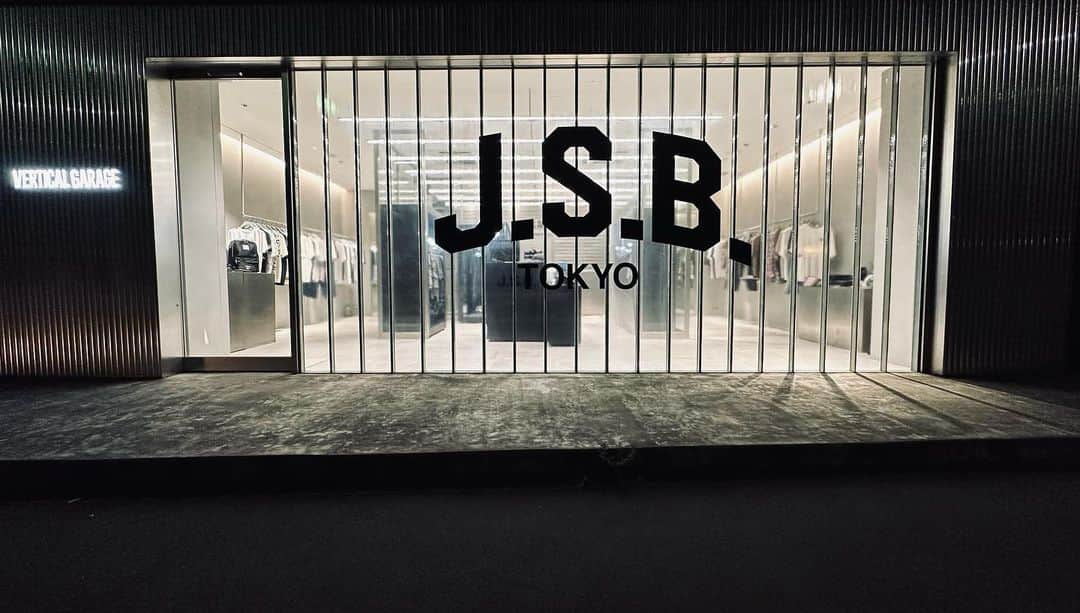 J.S.Bのインスタグラム：「三代目J SOUL BROTHERS 2023 J.S.B. SUPPORT WEAR COLLECTION BLACK Ver. 8.1(TUE) ON SALE at VERTICAL GARAGE NAKAMEGURO  ■VERTICAL GARAGE NAKAMEGURO ADDRESS：〒153-0051 東京都目黒区上目黒1丁目15-11 8.1(TUE)-8.7(MON) OPEN 8/1(火) 12:00 - 19:00 8/2(水) 12:00 - 19:00 8/3(木) 12:00 - 19:00 8/4(金) 12:00 - 19:00 8/5(土) 11:00 - 19:00 8/6(日) 11:00 - 19:00 8/7(月) 12:00 - 19:00 ※5,6日OPEN時間が変更になります。  同日8/1(火)よりJ.S.B.商品を¥10,000(税込）以上お買い上げの お客様にオリジナルキーホルダーをプレゼント！ (SUPPORT WEAR以外のJ.S.B.商品も対象です）  ※VERTICAL GARAGE NAKAMEGUROでの配布カラーはブルーになります。 ※VERTICAL GARAGE NAKAMEGURO以外の店舗での配布は 御座いません。 ※ノベルティは無くなり次第終了となります。  是非、チェックして下さい！  @j.s.b._official @jsb3_7official @vertical_garage」