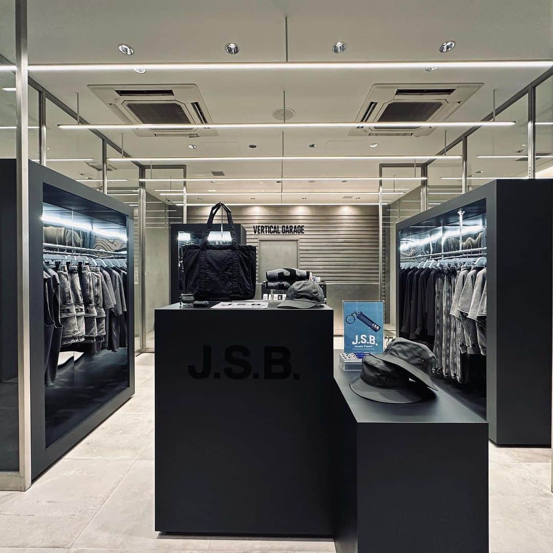 J.S.Bのインスタグラム：「三代目J SOUL BROTHERS 2023 J.S.B. SUPPORT WEAR COLLECTION BLACK Ver. 8.1(TUE) ON SALE at VERTICAL GARAGE NAKAMEGURO  ■VERTICAL GARAGE NAKAMEGURO ADDRESS：〒153-0051 東京都目黒区上目黒1丁目15-11 8.1(TUE)-8.7(MON) OPEN 8/1(火) 12:00 - 19:00 8/2(水) 12:00 - 19:00 8/3(木) 12:00 - 19:00 8/4(金) 12:00 - 19:00 8/5(土) 11:00 - 19:00 8/6(日) 11:00 - 19:00 8/7(月) 12:00 - 19:00 ※5,6日OPEN時間が変更になります。  同日8/1(火)よりJ.S.B.商品を¥10,000(税込）以上お買い上げの お客様にオリジナルキーホルダーをプレゼント！ (SUPPORT WEAR以外のJ.S.B.商品も対象です）  ※VERTICAL GARAGE NAKAMEGUROでの配布カラーはブルーになります。 ※VERTICAL GARAGE NAKAMEGURO以外の店舗での配布は 御座いません。 ※ノベルティは無くなり次第終了となります。  是非、チェックして下さい！  @j.s.b._official @jsb3_7official @vertical_garage」