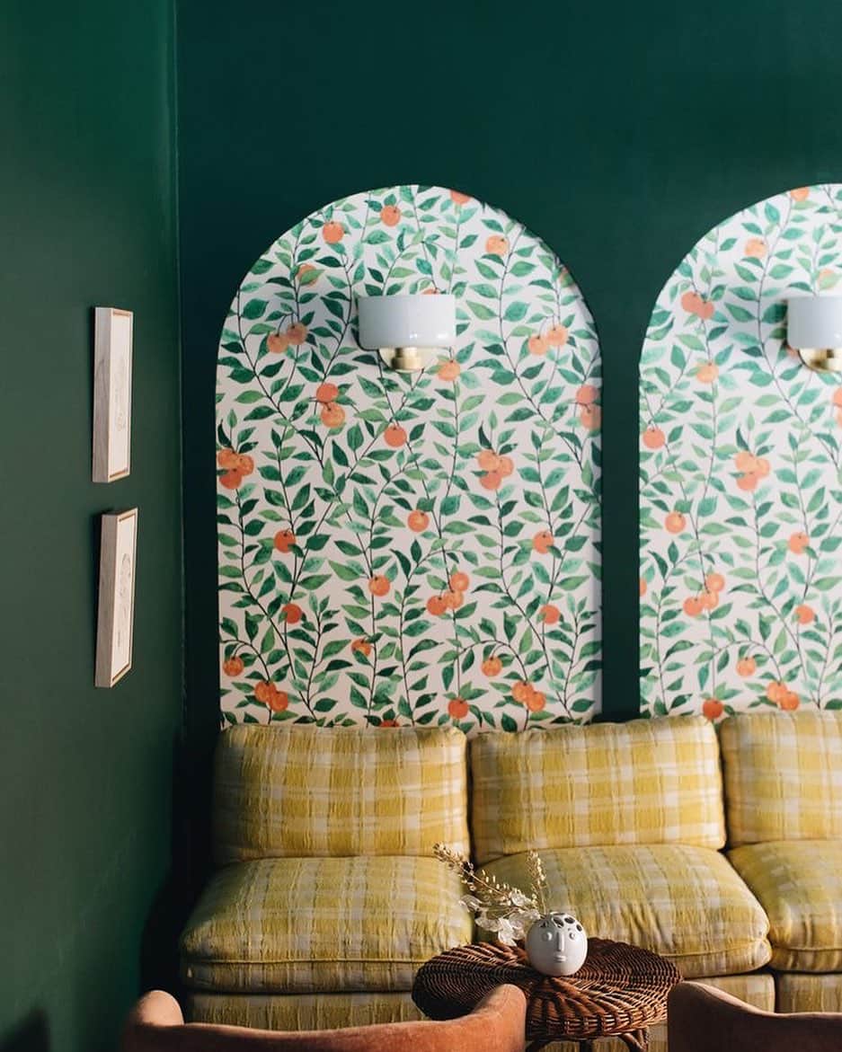 Homepolishのインスタグラム：「Sarah Sherman Samuel’s Gaia House Cafe bringing sunshine to our Monday morning 🍊💛 @sarahshermansamuel  Photo by John Stoffer @johnstoffer   #designinspo #interiordesign #decorationdesign #designideas」