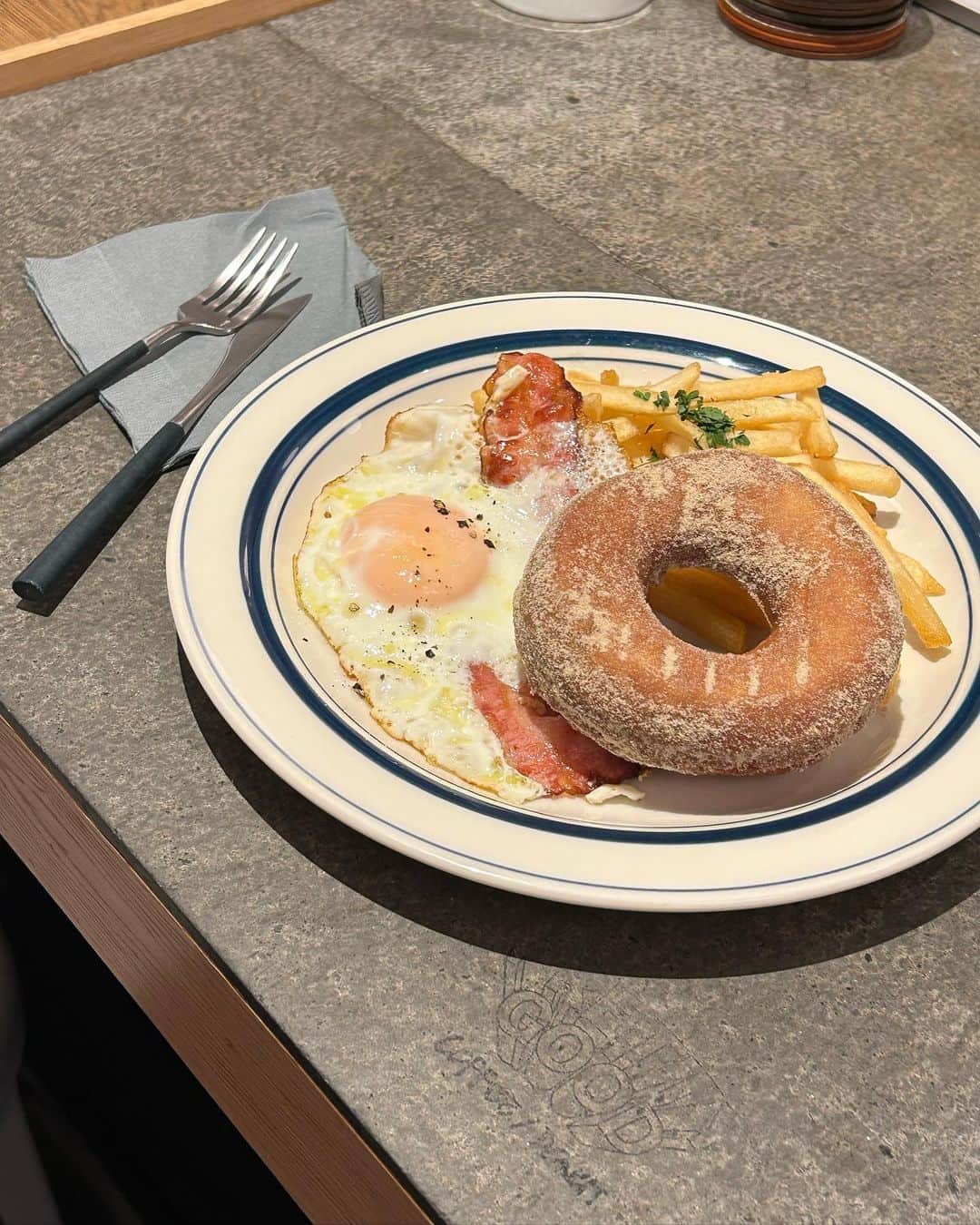 村田倫子さんのインスタグラム写真 - (村田倫子Instagram)「さいきん。  パンケーキの座を 危うくするネオドーナッツと idemの秋の匂わせと カワイイもふもふと ……アーニャ🥜⁇⁇⁈」8月1日 20時30分 - rinco1023