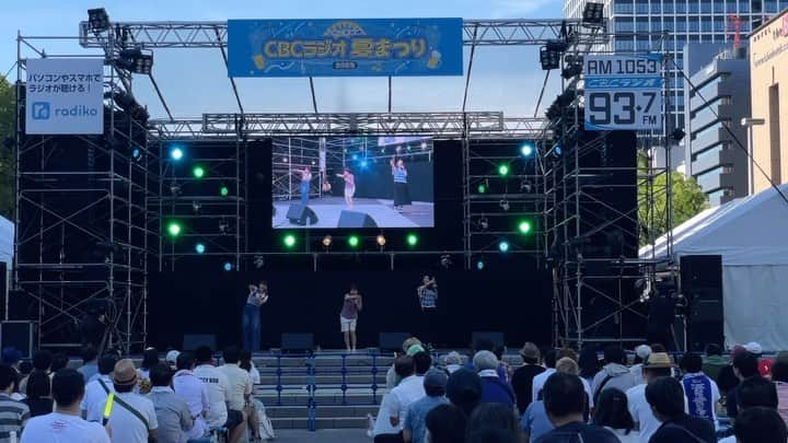 三浦優奈のインスタグラム：「【CBC夏まつり2023】 7/29（土）ちょいバズステージ  まさかの！！ ステージでSKE48さんの 『パレオはエメラルド』を 踊らせていただける日が来るなんて…🫣  それもご本人…斉藤真木子さんと…🫣🫣  あっ！でも、あくまでセンターメインは なかしさんで、私と真木子さんがバックダンサーという… ちょいバズステージならではの配置でした🤣🤣  パレオはエメラルド めっちゃ楽しかったんだけど どんな表情したらいいか…わかんなくて… 終始…照れ照れでした（笑）  #CBCラジオ #CBCラジオ夏まつり #cbcラジオ夏まつり2023 #ちょいバズ #大前りょうすけのちょいバズ #大前りょうすけ さん #ske48 #斉藤真木子 さん #なかし さん #パレオはエメラルド #ダンス #dance #ステージ #踊ってみた #stage #名古屋 #nagoya #イベント #event #久屋大通公園 #エディオン久屋広場 #久屋大通パーク #久屋大通 #夏 #summer #夏コーデ #夏イベント #夏まつり #夏祭り #まつり」