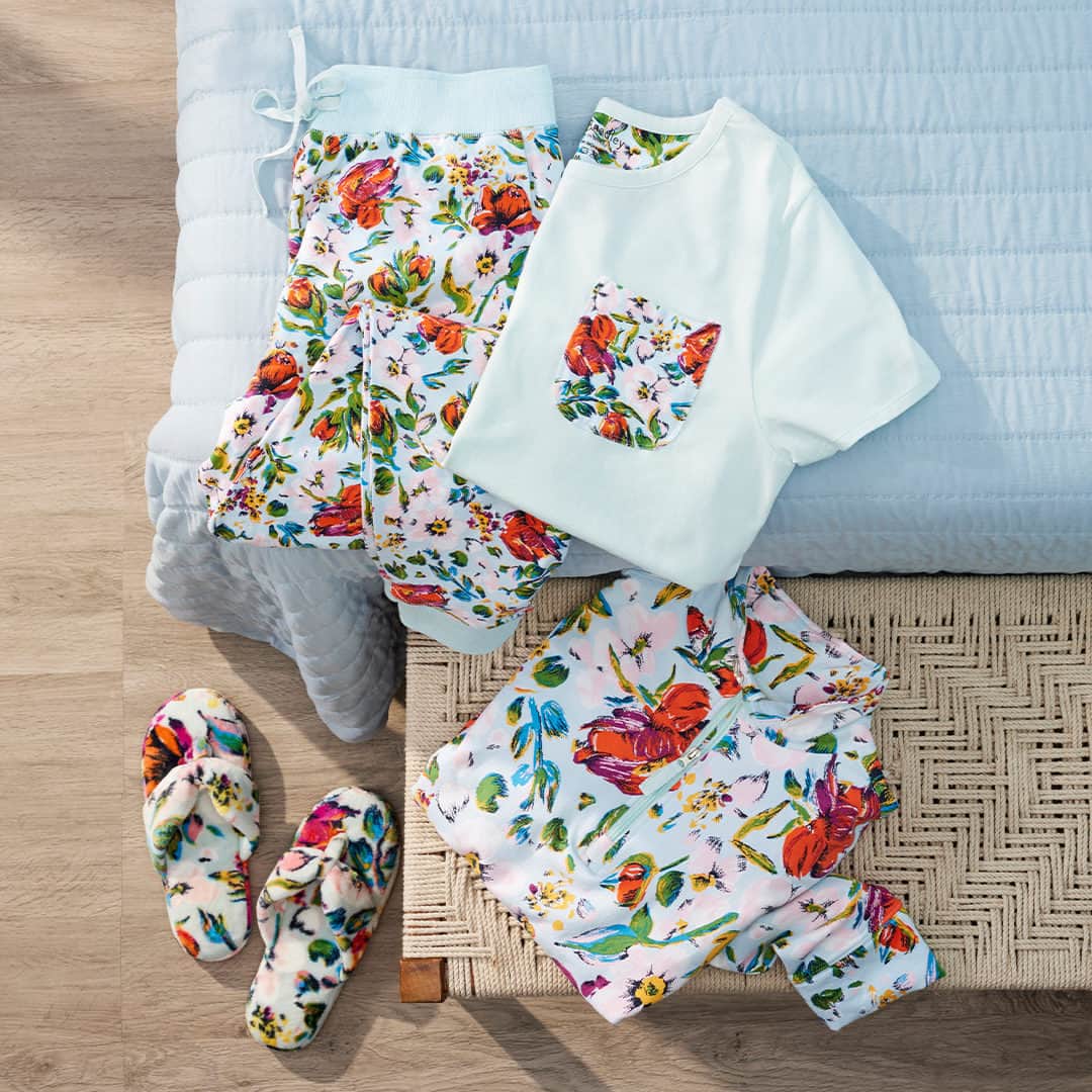 ヴェラブラッドリーのインスタグラム：「A matching set for "that girl" vibes. ✔️✔️✔️  #backtoschoolinspo #matchingset #VeraBradley #dorminspo」