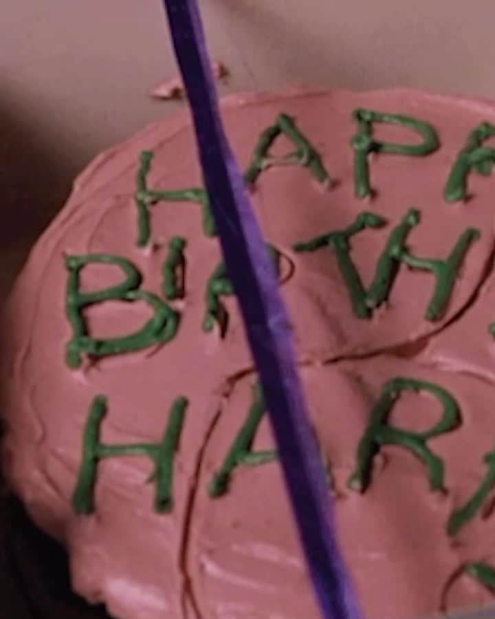 ゴールデングローブ賞のインスタグラム：「Our favorite wizard turns 43 today! Happy birthday Harry!! 🎂🧙  #HarryPotter #HappyBirthdayHarryPotter」