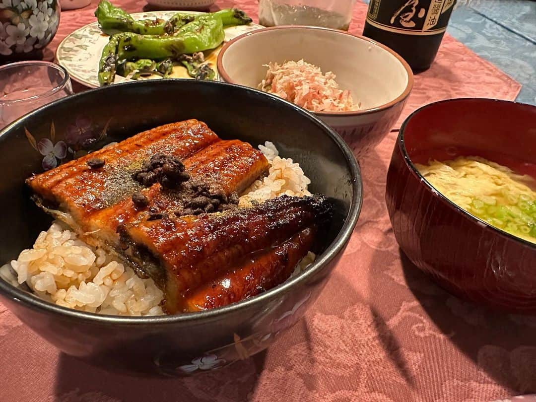 上原りさのインスタグラム：「昨日✨ 土用の丑という事で鰻を食べました😋 小さい頃は山椒いらない派だったけど、 今はむしろ山椒いる派！ たまらなく美味しゅうございました♪ 明日から8月☀️ 暑さに負けず頑張ろーう！  #土用の丑 #鰻」