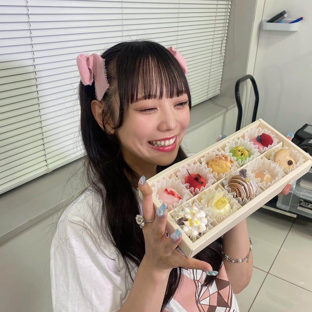 澤田美晴のインスタグラム：「エビストニュース＃93 ありがとうございました👯‍♀️❤️‍🔥  お誕生日ケーキにお便り嬉しかったなぁ👸🏼🎀  8/8と8/12にお会いしましょう🧚🏻‍♀️⭐︎」