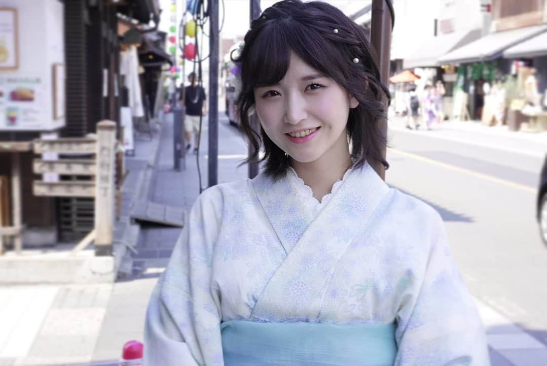 深田結梨（浅田結梨）のインスタグラム：「🎐🎐🎐  涼んできました！ (めちゃくちゃ汗かいた笑)  夏だ〜  snsでよくかわいい着物女子の写真を目にして憧れてたので念願叶いました🤭🩵  はまりそうです…またやりたい！  #夏着物  #川越  #川越カフェ  #着物  #ティラミス  #ひまわり  #風鈴  #写真  #kawagoe  #japan  #summer  #kimono  #portrait  #photography」