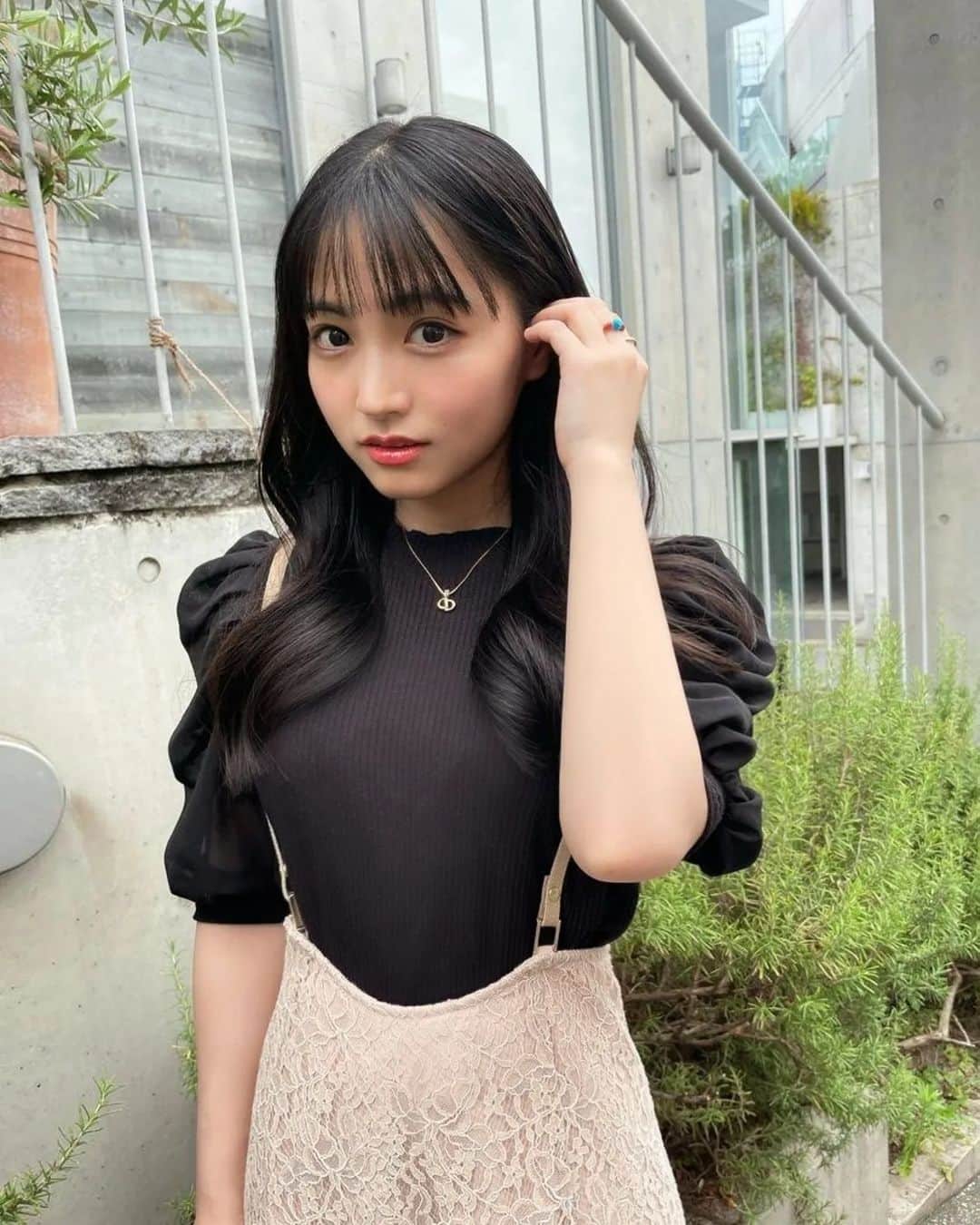 郡司芹香のインスタグラム：「✁︎⁡ ⁡ ⁡⁡⁡ ⁡大人っぽくしていただいた郡司です^_^⁡⁡⁡⁡ ⁡⁡⁡ 思っていたよりも好評だったのでこれからの生活で巻き髪も取り入れていきたいと思いました^_^⁡⁡ ⁡ 合法ロリ郡司もただの合法郡司も宜しくお願い致します^_^ ⁡ ⁡⁡⁡⁡ ⁡ そして⁡⁡浅井さん(@eclat_shunnnsukeman )⁡いつもありがとうございます…！！🙏🏻 ⁡ ⁡⁡ ⁡⁡.⁡ ⁡.⁡ ⁡. ⁡⁡ ⁡ #Clore #表参道 #表参道美容室」