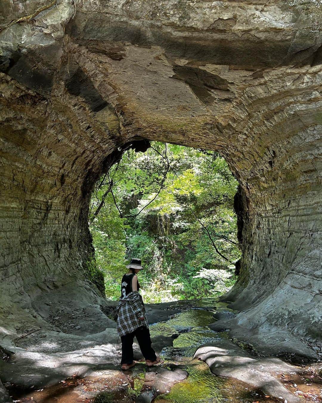 金山睦さんのインスタグラム写真 - (金山睦Instagram)「CAMP DAY2🏕✨ 手彫りの洞窟😳‼️  #camping #camp」7月31日 23時51分 - kanayama_chika