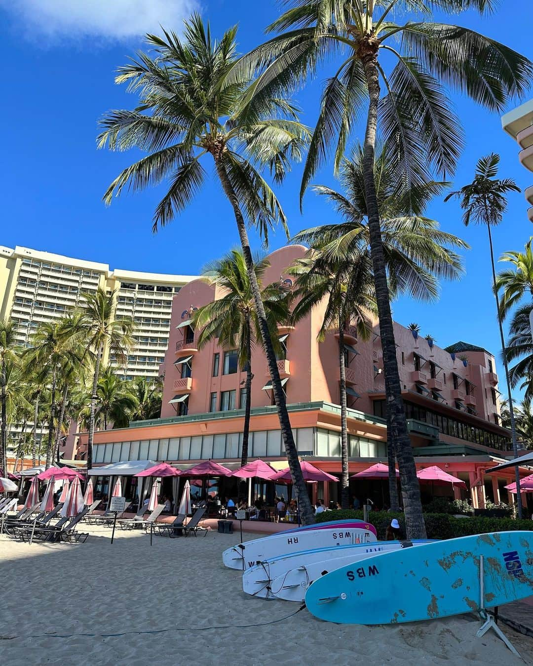 MARISさんのインスタグラム写真 - (MARISInstagram)「@royal_hawaiian is my heart 🩷 ロイヤルは手ぶらで行ってもchairとtowelを 絶対用意してくれる🩷特等席を作ってくれる🩷 Beachにはずーっと変わらないロコの友達が沢山🏖️ 好きな時にボートのせてくれて　 好きな時にtandem連れてってくれる🏄 4年ぶりのHawaiiに東京に慣れきってそれすら忘れかけてた私におかえりー‼︎ってhugしてくれるHawaii powerは本当にすごい🩷ブワ。つい長文。  *まだいる？てよく来るけどもう東京帰ってきてます✈︎✈︎✈︎」7月31日 23時51分 - marristea