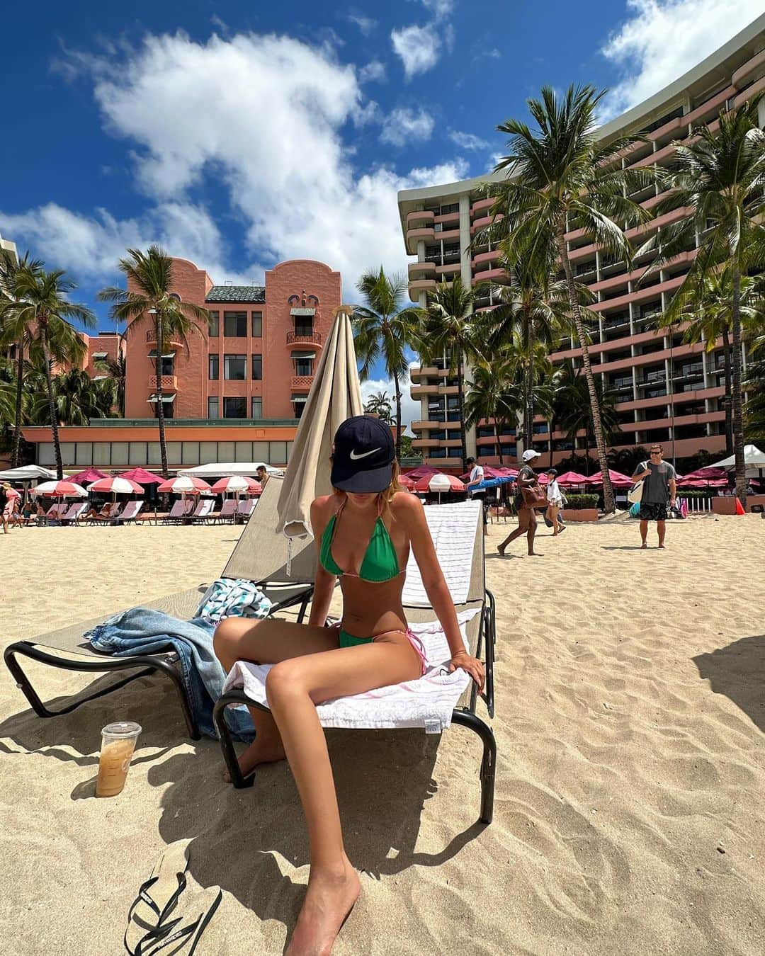 MARISさんのインスタグラム写真 - (MARISInstagram)「@royal_hawaiian is my heart 🩷 ロイヤルは手ぶらで行ってもchairとtowelを 絶対用意してくれる🩷特等席を作ってくれる🩷 Beachにはずーっと変わらないロコの友達が沢山🏖️ 好きな時にボートのせてくれて　 好きな時にtandem連れてってくれる🏄 4年ぶりのHawaiiに東京に慣れきってそれすら忘れかけてた私におかえりー‼︎ってhugしてくれるHawaii powerは本当にすごい🩷ブワ。つい長文。  *まだいる？てよく来るけどもう東京帰ってきてます✈︎✈︎✈︎」7月31日 23時51分 - marristea