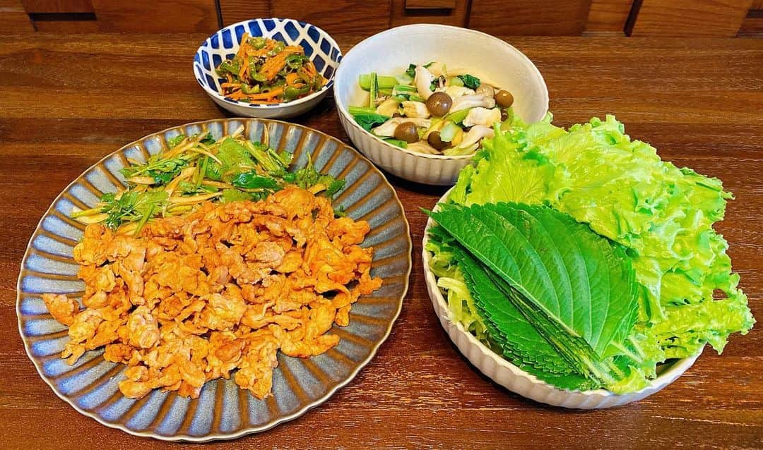 山崎ケイのインスタグラム：「🍚 豚肉炒めとパクチーサラダをサニーレタスとエゴマの葉で巻いて食べるやつ　 しめじと小松菜と油揚げの煮浸し にんじんとピーマンの胡麻味噌和え　  #献立」