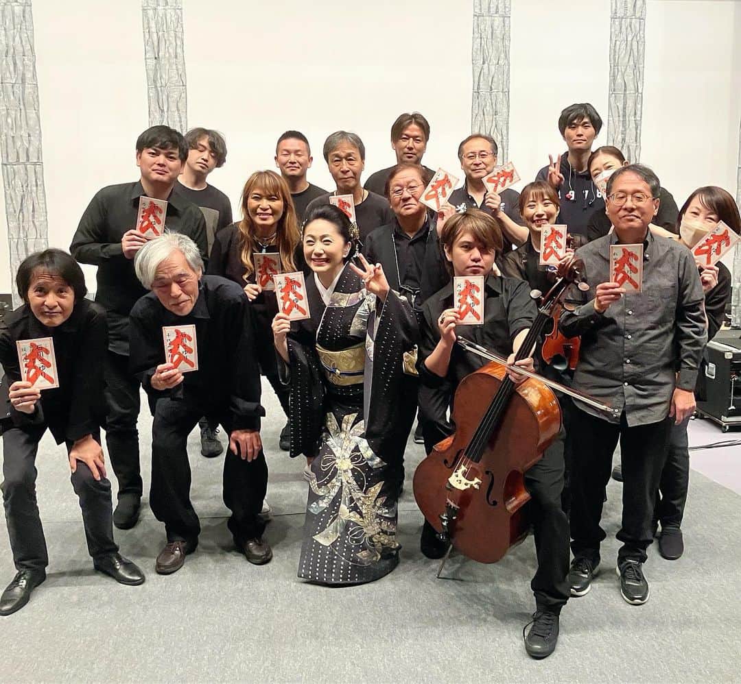 石川さゆりのインスタグラム：「先週は月曜から名古屋へ入り、 週末の日曜日まで、御園座でコンサートでした。 大入をいただき、ステージ終了して皆んなでパチリ✨ 日本中、猛暑ですが名古屋も37度を越える暑い毎日でした✨💦😵‍💫 3階のお席までいっぱいのお客さま、10代から最高齢は96歳の方まで✨🎶😊 海外からの方も本当に大勢の皆さんお越し下さり、ありがとうございました✨🎶❤️  コールアンドレスポンス✨🎶💨💨皆んなで楽しかったです。  やっと、声を出して皆んなで暑さ吹き飛ばし元気に楽しんで下さったでしょうか。  明日から8月‼️ 8月6日には大阪です🎶  昨年、秋のリサイタルも大きな拍手をいただき、幸せでしたが  今年は、皆さんともっと熱く 声出して行きましょうね🎶❤️💨💨💨 楽しみです😊 皆さん、暑い毎日元気にお過ごしくださいね✨❤️  大阪フェスティバルホールで 会いましょうね✨🎶💨  今日は休息、石川は身体の調整をしています💦😵‍💫✨🎶💨  #石川さゆり #sayuriishikawa #名古屋 #御園座 #大阪 #フェスティバルホール #コンサート #猛暑 #ちょっと気になる」