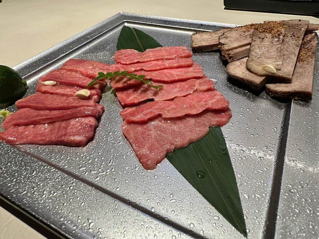 武仲麗依のインスタグラム：「美味しいお店紹介😋①  炭 鉄板焼 SAWA @sawa_sumi.teppan  明石駅から徒歩5分ぐらい？ 6月にオープンしたばかりのお店ですが 味は間違いないです☺️ 写真だけでもう美味しさ伝わりますよね…😂？  メニューはコース料理のみで 国産牛 10000円 神戸ビーフ 15000円です。  鉄板焼きのコースをこの値段で食べれるのは めちゃくちゃお得やと思います😊 皆さん是非予約して 行ってみてください!! もしかしたらのもしかしたらで 会えるかもです🤣🤣🤣」