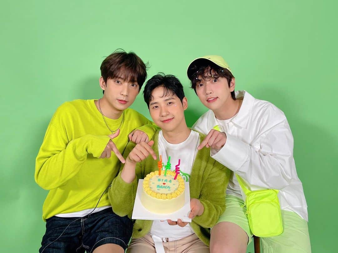 B1A4のインスタグラム：「💚HAPPY BANA DAY💚  오늘 하루의 마지막까지 B1A4와 행복한 하루 보내세요🎂✨  #B1A4 #BANA」