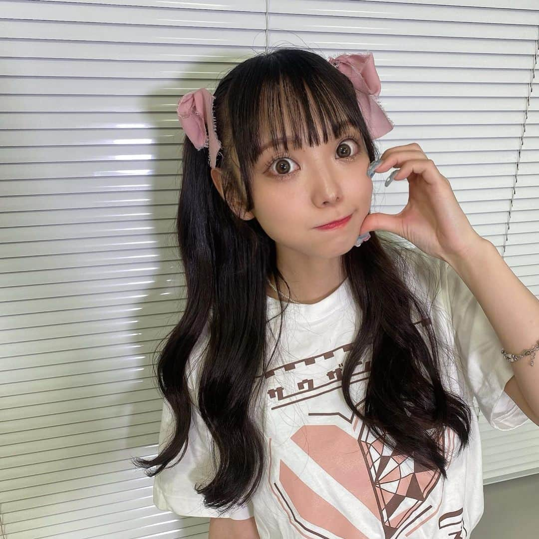 澤田美晴のインスタグラム：「今日はメイちゃんのお誕生日が近かったのでハーフツインで🤍🩵🩷 ピンクのリボンをつけてもらってHAPPY🎀⭐︎  メイクもピンクでキラキラ💗✨ 最高にキュートでした🫶🏻💗💗💗」