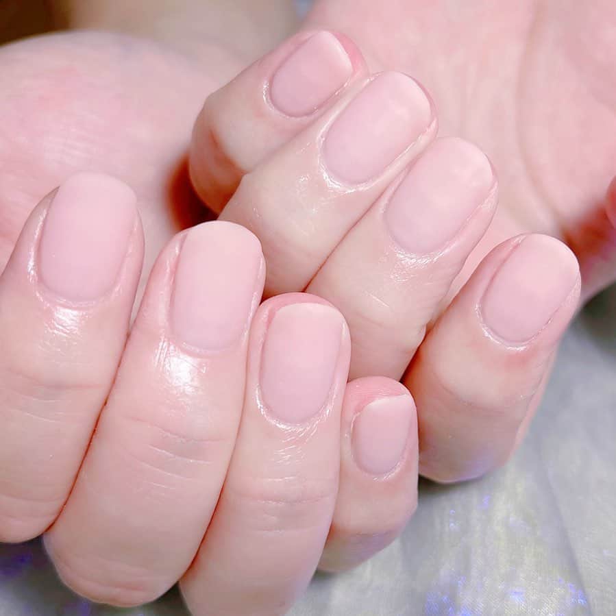 なかやまちえこのインスタグラム：「ピンクベージュのマットネイル💅⠀ マネキンみたいでかわいい♡⠀ ⠀ @pregel.jp レディクールピンク⠀ @aby_sharenail #nail #nails #nailart #ネイル #美甲 #ネイルアート  #japanesenailart #manucure #japanesenails #manicurist #gelnails #أظافر #네일아트 #미용  #เพ้นท์เล็บ #artedeuñas #เพ้นท์เล็บเจล #ジェルネイルデザイン #ネイルデザイン #nagelkunst #ワンカラーネイル #マネキンネイル」