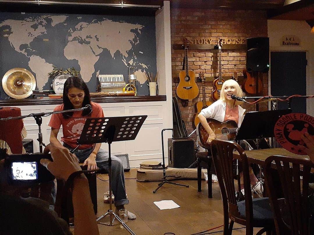 PINKY DOODLE POODLEのインスタグラム：「長野県松本 Storyhouse Cafe & Barの アコースティックライブに来てくれた方々、 ライブに参加してくれたAIMIさん、Kenta☆ROCKオーケストラさん、 ありがとう！ @storyhousecafebar  @kenta._rock   最後のパーカッションのセッションまで 皆さんのお陰で、 楽しい時間が過ごせました。  また近々！！  8月19日(土)は、小田急相模原にある六弦RockGainにてアコースティックLIVEです！  #acousticlive #liveinjapan2023 #pinkydoodlepoodle  #highenergyrocknroll  #highenergyrockband #japaneserockband #chickenranchrecords #femalerocker #baxendaleconversion  #baxendaleguitar  #kayguitar  #vintageacoustic  #shortscaleacousticguitar」