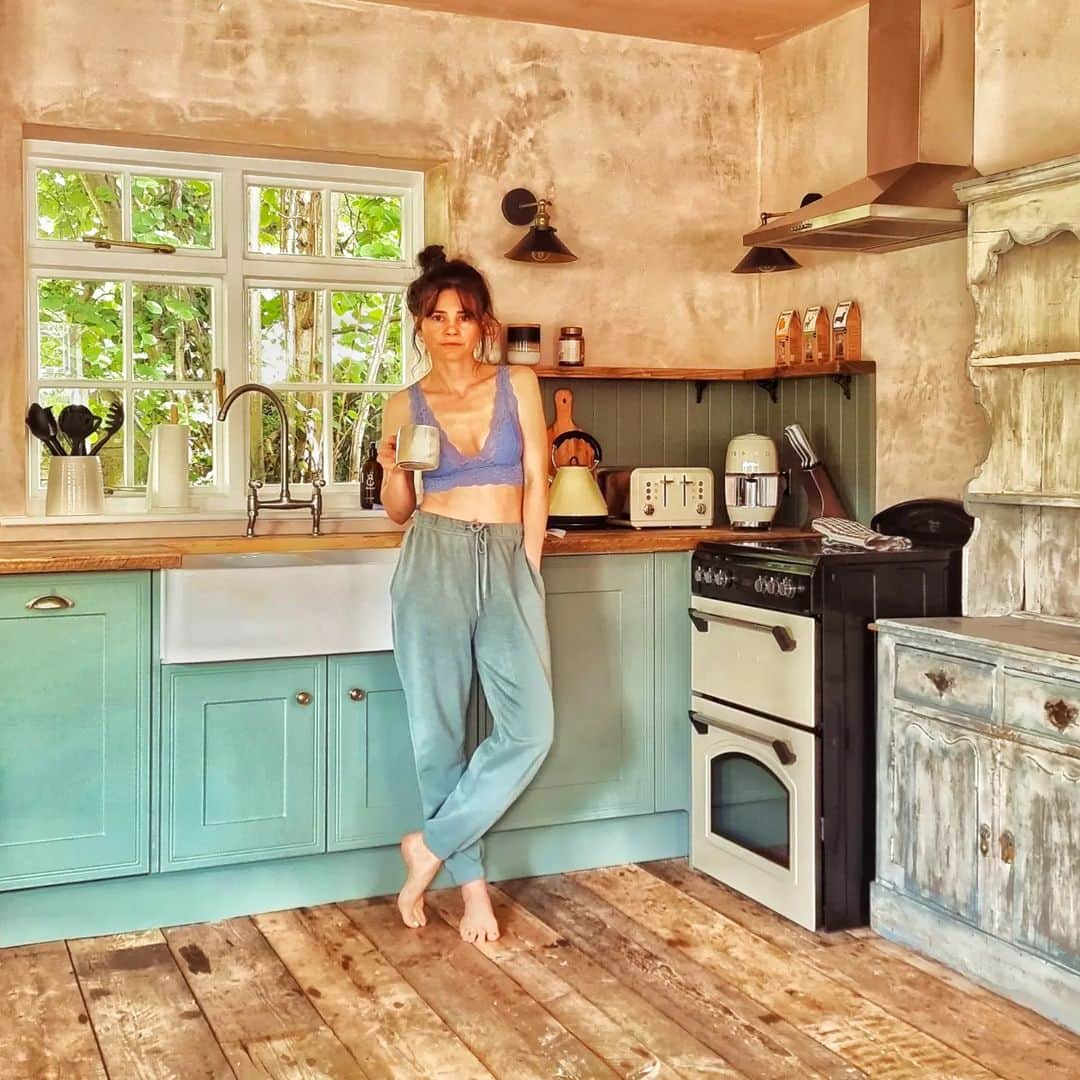 Joyce Ilgのインスタグラム：「#morningcoffee 🤍 Unser kleines Steinhaus in Südengland! Sooo gemütlich!  #cozy #England #SouthEngland #Steinhaus #kitchen #vacation」