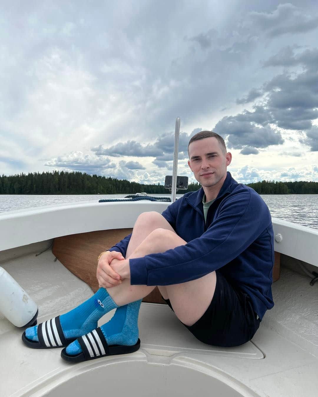アダム・リッポンのインスタグラム：「Proud to announce I am the official ambassador of wearing socks. Big things to come!」