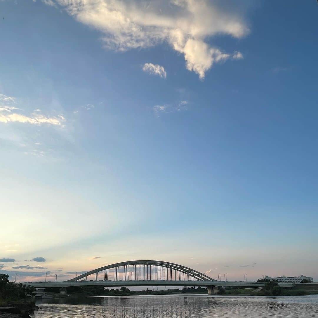 瀬川真帆のインスタグラム：「. . thank you July. . . . . . . . . . . . . . . . . . . . . . . . . . . 体調不良などに悩まされた1ヶ月 またまた色んな人の優しさを再確認できました。  小さなころから病弱で 仕事で疲れてきた母を深夜に救急外来へと 連れて行くのが日課だった子供でした👶🏽 大きな病気をして何度も母を泣かせてしまった私が 今では高温注意報が出る夏のピッチを走り回っています。 後遺症? みたいな、疲れやすかったり浮腫みやすかったり 頻繁に起きることで昔はよくそんな自分が嫌いでした。 闘病中、もう心配はかけないと決めて 無事に退院したにも関わらず 今も怪我と隣り合わせの競技をしてる私。 まだまだ母を心配させてばかりです 今では心配させたくないがあまり、怪我をしても 隠すことが日課になり音信不通でよく怒られます🤭  地元を離れて9年ほどが経ち、 自分の体のことや性格を理解してくれる 一緒に戦ってくれる皆さんのおかげで また今月も乗り切ることができました🙏 さて7月は毒素をたっぷり排出した月になったので 残りの夏は存分に楽しみたい🌞  皆さん遊んでください🌈🌈 最後まで読んでいただきありがとうございました🩵 体調には気をつけてお過ごしください🙌」