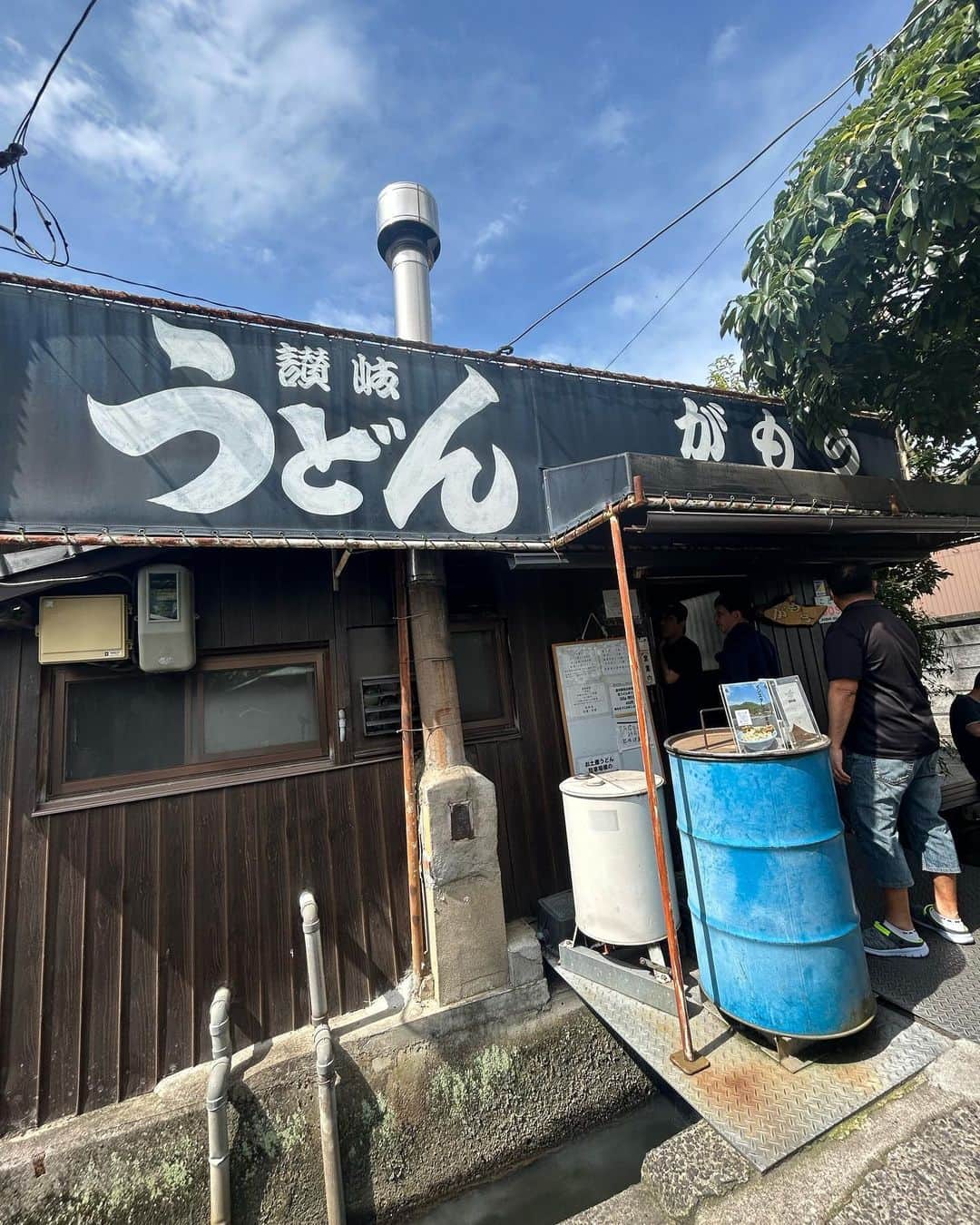 太田理恵さんのインスタグラム写真 - (太田理恵Instagram)「香川の超有名うどん屋さん🫶 平日の午前中でも行列ができててびっくりしたけど、回転早くて割とすぐ入れた🥰 うどんもトッピングも美味しかった💓  #香川旅行 #香川うどん #がもううどん #姉妹旅行　#うどん巡り　#四国旅行」8月1日 0時00分 - rie_ota_0622