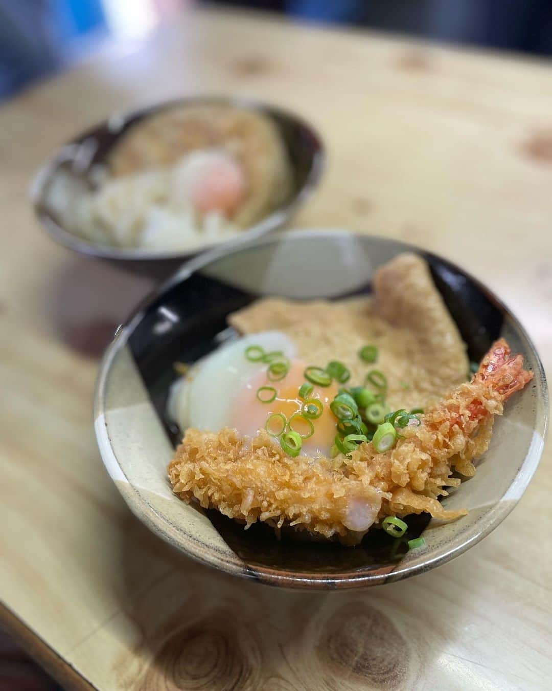 太田理恵さんのインスタグラム写真 - (太田理恵Instagram)「香川の超有名うどん屋さん🫶 平日の午前中でも行列ができててびっくりしたけど、回転早くて割とすぐ入れた🥰 うどんもトッピングも美味しかった💓  #香川旅行 #香川うどん #がもううどん #姉妹旅行　#うどん巡り　#四国旅行」8月1日 0時00分 - rie_ota_0622