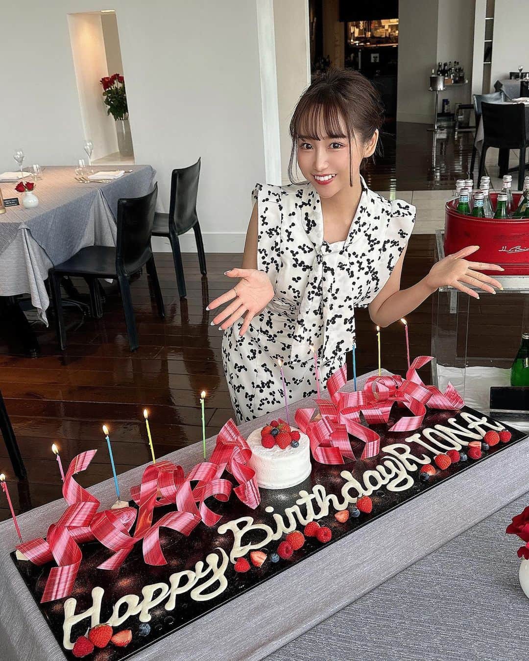 のインスタグラム：「.  丸りおな生まれました〜👶🫶  ひとつレベルアップした私を よろしくお願いします〜！！！！  #丸りおな　#誕生日　#誕生日サプライズ #誕生日プレート #六本木ランチ #六本木ディナー #六本木ヒルズ #98 #98期生 #バースデーサプライズ #25歳」