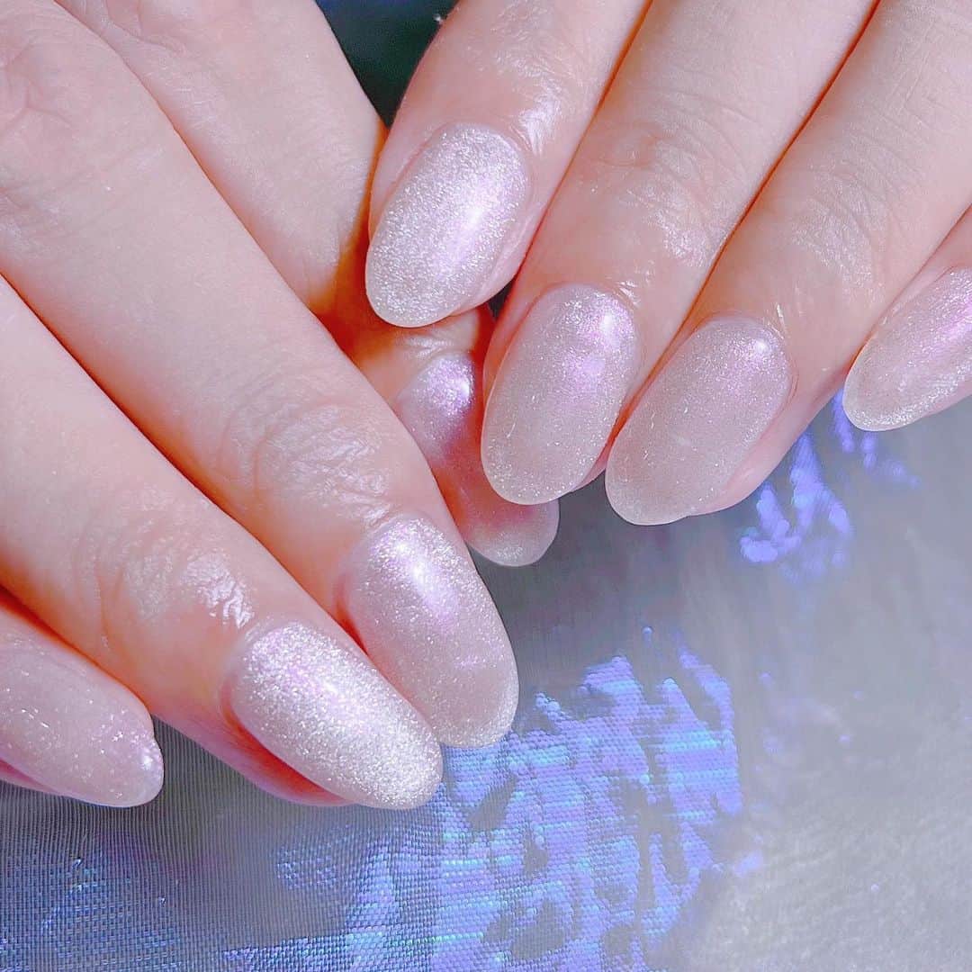 なかやまちえこのインスタグラム：「マグネット⠀ ⠀ @yakko928 ちゃん⠀ マグネットのワンカラーネイル💅⠀ ⠀ #nail #nails #nailart #ネイル #美甲 #ネイルアート  #japanesenailart #manucure #japanesenails #manicurist #gelnails #أظافر #네일아트 #미용  #เพ้นท์เล็บ #artedeuñas #เพ้นท์เล็บเจล #ジェルネイルデザイン #ネイルデザイン #nagelkunst #マグネットネイル #magneticnails  @aby_sharenail @toysbyinity」