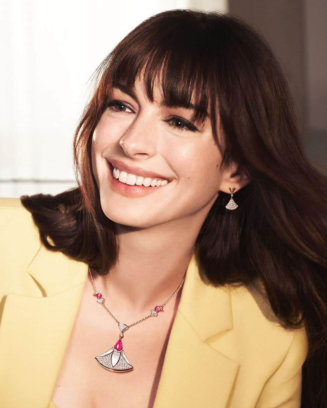 グッチ・ウェストマンさんのインスタグラム写真 - (グッチ・ウェストマンInstagram)「BTS with @annehathaway for the latest @bulgari campaign 💛💎 —always a joy to work with this crew! Xx  Video by @carastricker  Styling by @erinwalshstyle Hair by @hairbyadir  Makeup by me 😉    #makeupartist #bulgari #bulgarijewelry #italy #annehathaway」8月1日 0時01分 - gucciwestman