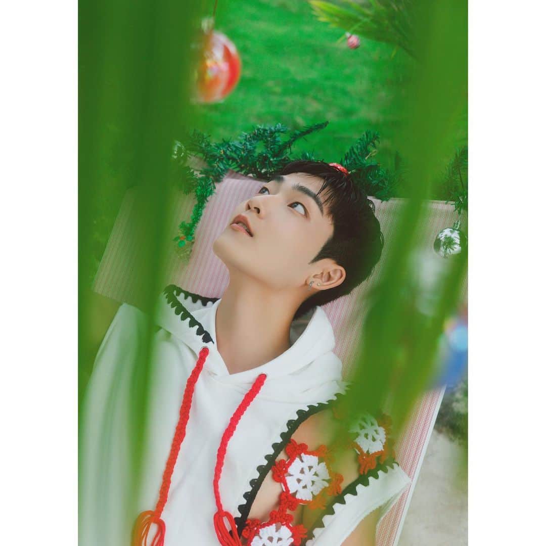 THE BOYZさんのインスタグラム写真 - (THE BOYZInstagram)「THE BOYZ 2ND ALBUM [PHANTASY] Pt.1 Christmas In August Concept Photo #HOLIDAY  🎄 2023.08.07 6PM Release  #THEBOYZ #더보이즈 #PHANTASY #Christmas_In_August」8月1日 0時01分 - official_theboyz