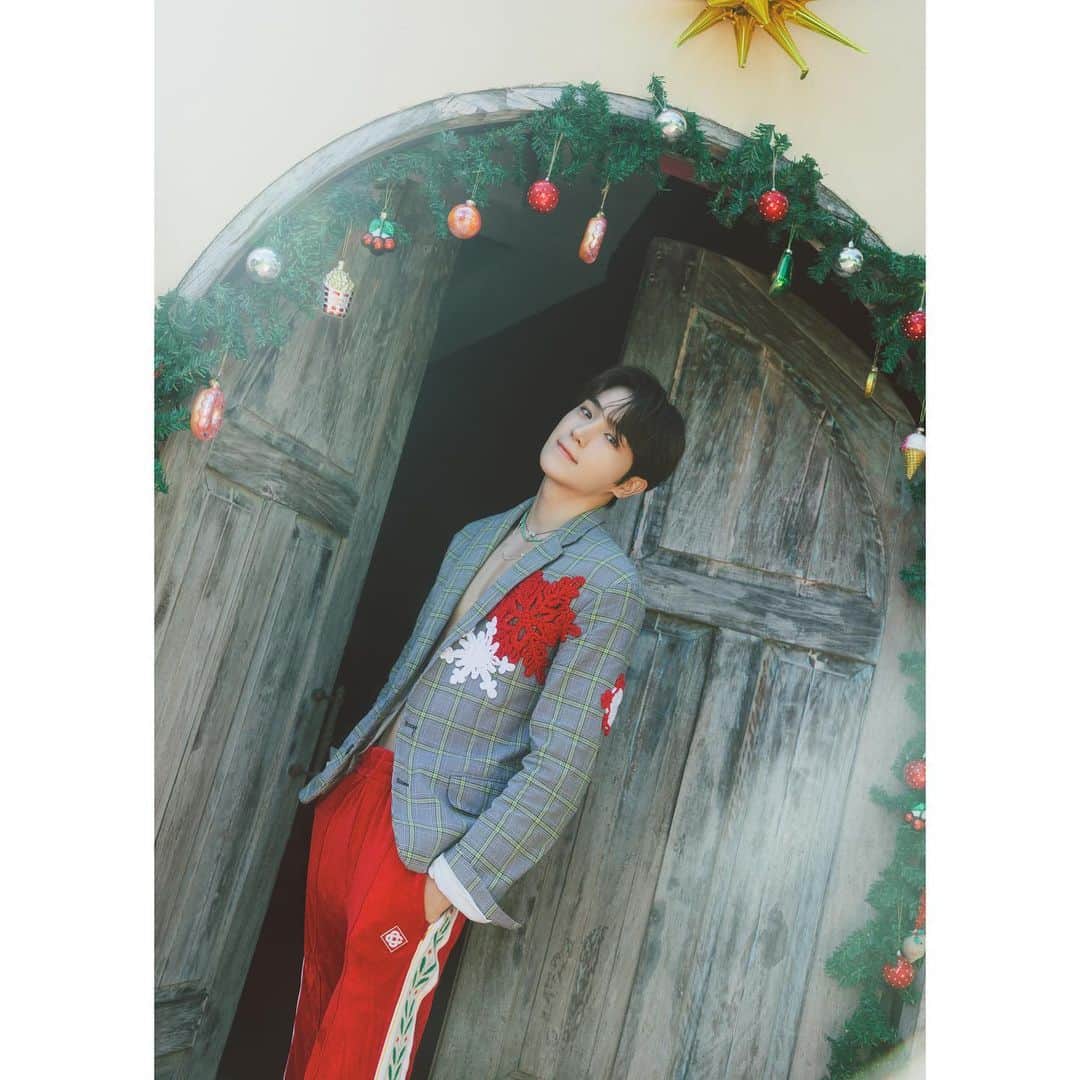 THE BOYZさんのインスタグラム写真 - (THE BOYZInstagram)「THE BOYZ 2ND ALBUM [PHANTASY] Pt.1 Christmas In August Concept Photo #HOLIDAY  🎄 2023.08.07 6PM Release  #THEBOYZ #더보이즈 #PHANTASY #Christmas_In_August」8月1日 0時03分 - official_theboyz