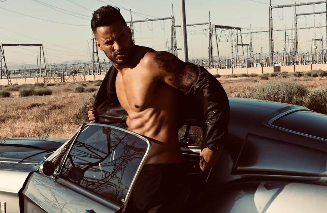 リッキー・ウィットルのインスタグラム：「Riding dirty, sweaty ,either way, topless driving is all the rage in the desert 🤷🏾‍♂️😈 Slowly ‘revealing’ more from my shoot with the crazy talented and awesome @chelsealaurenla 📸   Saw a great quote yesterday,I don’t want to butcher it but basically it was live life to the fullest. Live, don’t just exist. Enjoy our short time here and surround yourselves with people who care about you and your growth and happiness. We never know when it’s our last day,our last time speaking to someone or spending time with people. Never miss that opportunity to tell someone you care. It takes more effort to hold grudges and force hate into the world than it does to spread love and positivity or even just stay in your lane. Spreading that positivity can even rub off onto you even though you may not be feeling it.  Every time we do,we are lighting another candle in a dark world but every candle we light makes the world that bit brighter. You will get there, we got this far, keep going 💪🏾❤️🙌🏾🙏🏾 #positivity #positivitybreedspositivity #positivequotes #happiness #1967mustang #gt500 #shelby #eleanor #desert #actorlife」