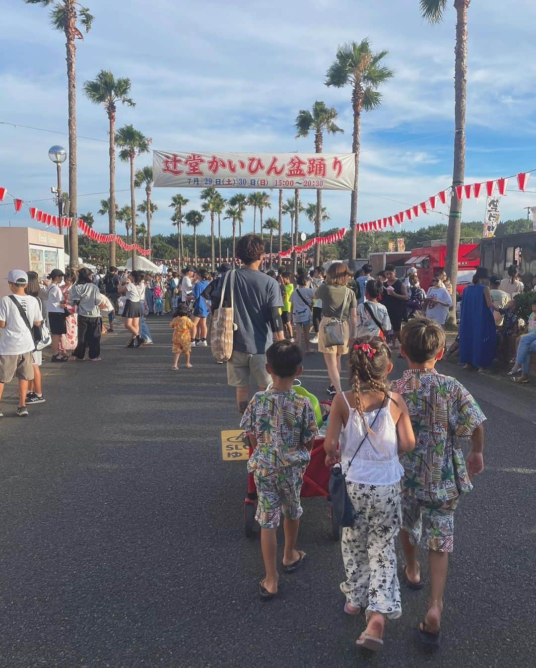 齋藤美波さんのインスタグラム写真 - (齋藤美波Instagram)「🪅🪅🪅 ・ ４年ぶりの辻の盆🏮🌴 ・ 私が８年前に湘南に引っ越してきて 1番好きなイベント🤍 景色だけで飲める5の🍺笑 ・ 和と洋のMIXが大好きな私にとっては 🌴×🏮のコラボが最高すぎる。 ・ ・ だがしかし.... 今年の辻盆は人やばすぎた。笑 土曜日に行ってた友達のストーリー見て 何度行くのやめようか揺らいだか😇 ・ 行きたいけどこの人混みの中には 突っ込みたくない葛藤が💭笑 ・ でもせっかくだから 行ってきたけど.... ・ ・ ・ 盆踊りサイコーした🤣🤍🤍 特にズンドコきよし♫♪♬笑 1番盛り上がってて アンコールです！って言いながら 何度きよし流れたか。爆 MCの人もわかってらっしゃる🤣🤣 ・ 最後は会場全体が一体化してて きよしが響き渡ってたぁ〜😂😂😂 ・ ・ 最後に行った時には ZENくん抱っこしてたなぁ〜 今じゃ下に2人いるんだもんなぁ〜 なんか感慨深いわ♡ ・ 最高に楽しかった面白すぎた！！！ ・ ・ 結果行けば楽しんで 人混みとか関係なかった🤪🙌🏾 ・ ・ 大人も子供も友達とワイワイ 楽しんでサイコーでした♥️ ・ ・ 湘南の夏が 戻ってきましたね🌺 ・ ・ ・ ・ #辻堂かいひん盆踊り  #辻の盆2023  #辻盆 #湘南の暮らし方 #海のある暮らし  #4人連れ#パワフル母ちゃん #shonan#tsujibon#beachpark」8月1日 0時10分 - saito373minami