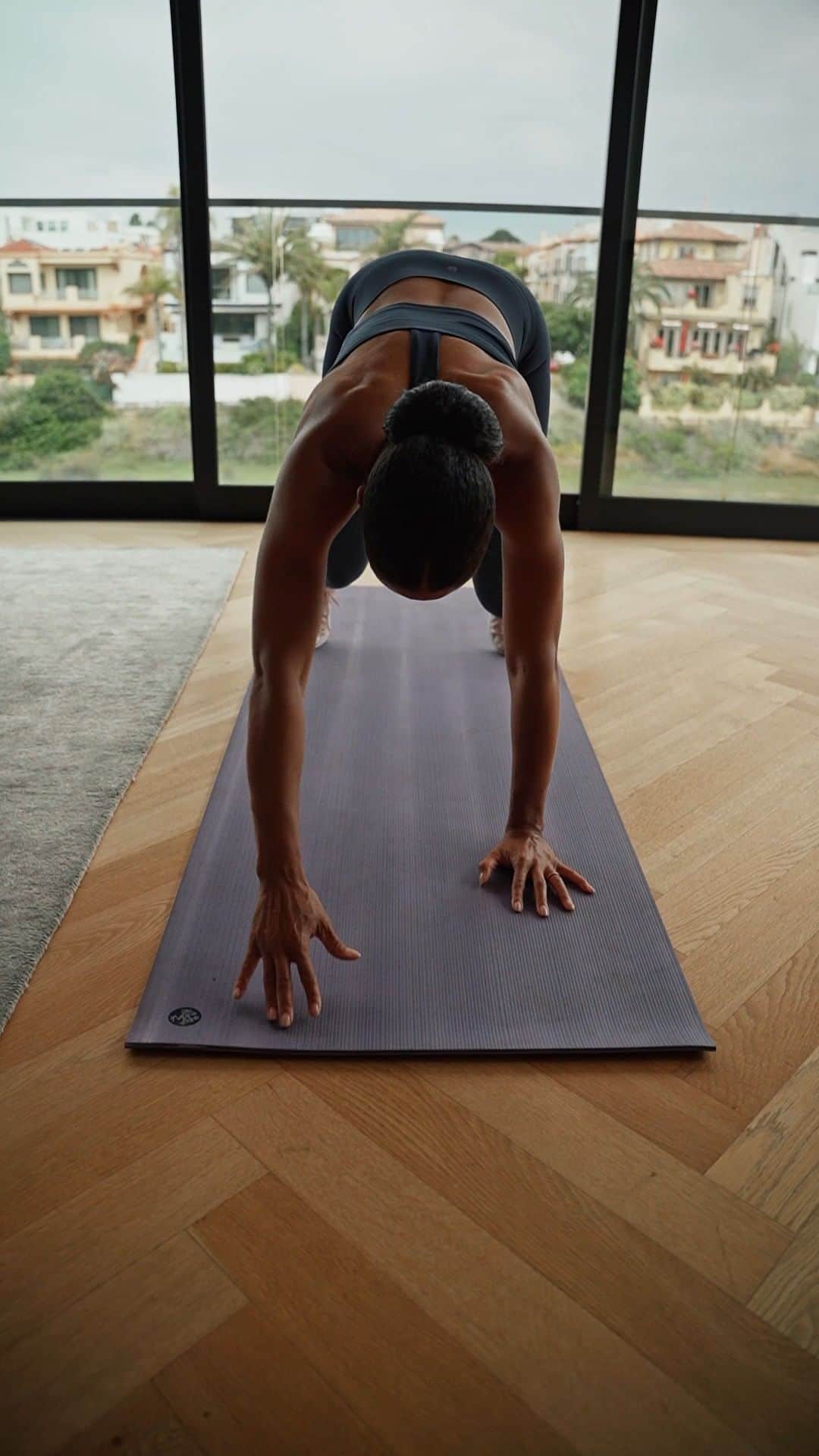 アリソン・フェリックスのインスタグラム：「Warming up the body with a little core! Do you prefer morning or evening workouts?  #abswithallyson」
