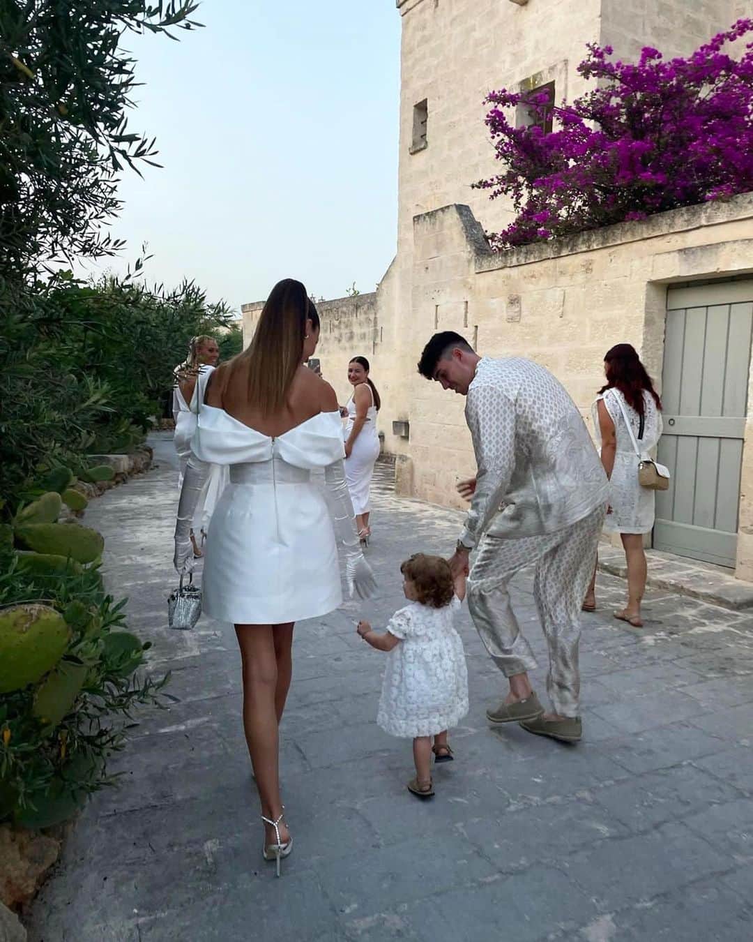 Monique Lhuillierのインスタグラム：「A weekend to remember 🤍💜 #moniquelhuillier #mlbride」