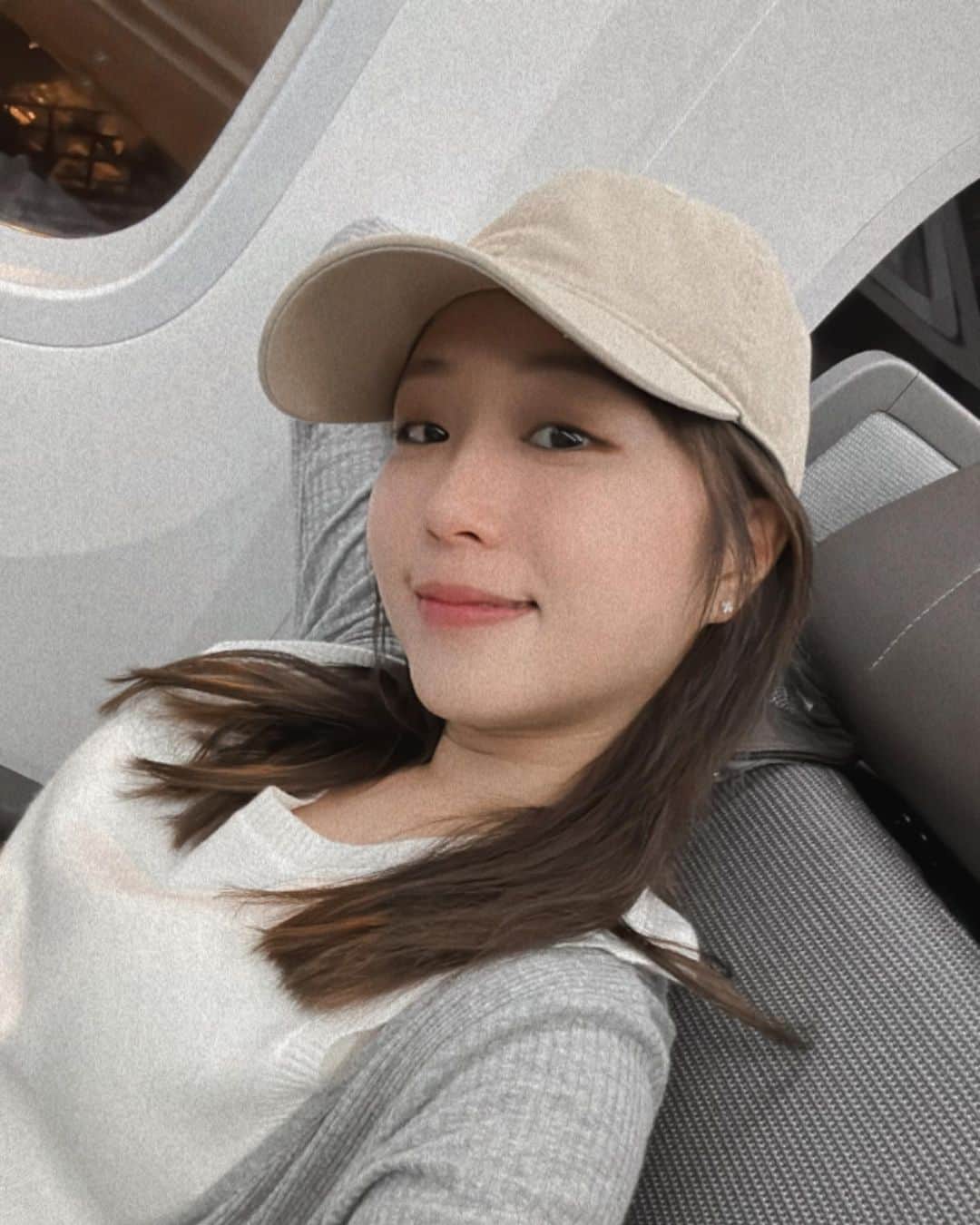 鄭茵聲のインスタグラム：「坐到新新的飛機 ✈️ 就是會瘋狂自拍🤳 #喀嚓喀嚓」