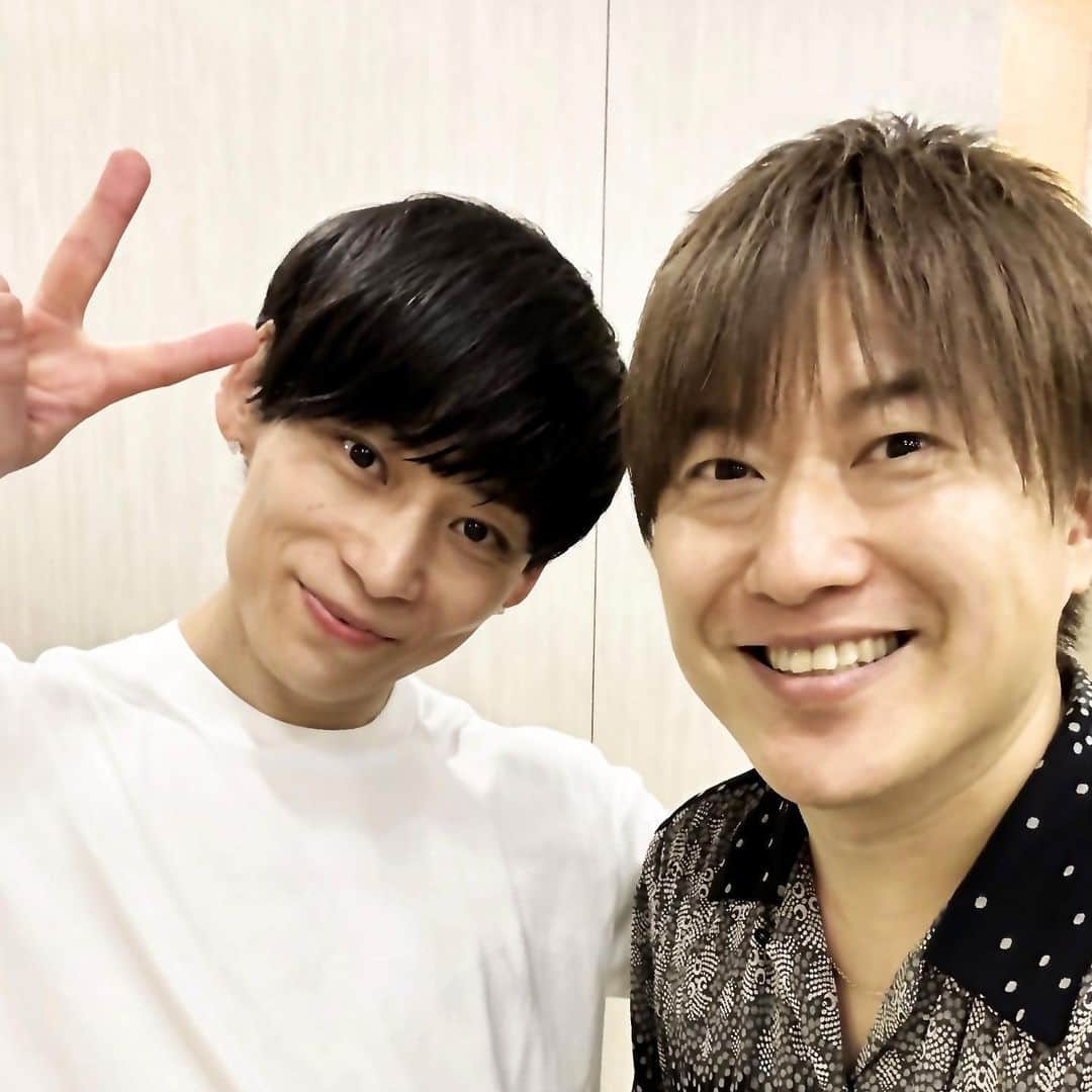 小渕健太郎さんのインスタグラム写真 - (小渕健太郎Instagram)「祭りのあとの、ピース祭り。 雄叫びのあとの、お茶目。 底知れぬバイタリティーは、この振り幅から生まれてる。  #uverworld @takuya_world_official #男祭り#男に生まれて良かった#来世女に生まれたら888人に当たる運が欲しい#ライブは心の充電」8月1日 0時24分 - kobukuro_kobuchi_official