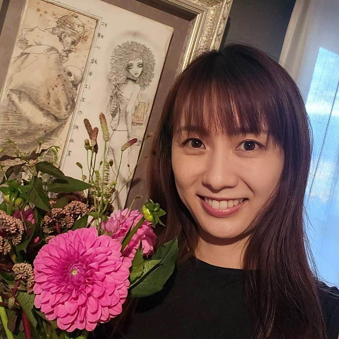 今村沙緒里のインスタグラム：「朝2時起きでお花の市場へ！  ずっと、行ってみたくて.. エルゼアールの池田さんに 連れて行ってもらいました。  色々な卸業者さんが並んでいて 仕入れ方や競りのシステムも教えてくれて。  "ぱっと見たときに 心に響く色を選ぶ" 池田さんのお花への愛情、素敵です。 いろいろ勉強にもなりました。  お礼を言うのはこちらなのに たくさんの紫色のクレマチスもいただき.. 本当にありがとうございました🌿  夕方お店へ行き 太田ちゃんに ダリアの花束を作ってもらいました。  ユリちゃんのダリア💕品種は"みっちゃん"！ ワイルドなピンク、かわいい！！  7月がんばった自分へご褒美です。 家の中がお花でいっぱいでしあわせです。 (嬉しくて自撮りを📷)  お花や自然からもらえるエネルギー 好きなものに触れる大切さ実感しました。  暑い毎日ですが 8月も1日1日がんばりましょう！  #flowers #dahlia #clematis #꽃 #お花 #ダリア #クレマチス #癒し」