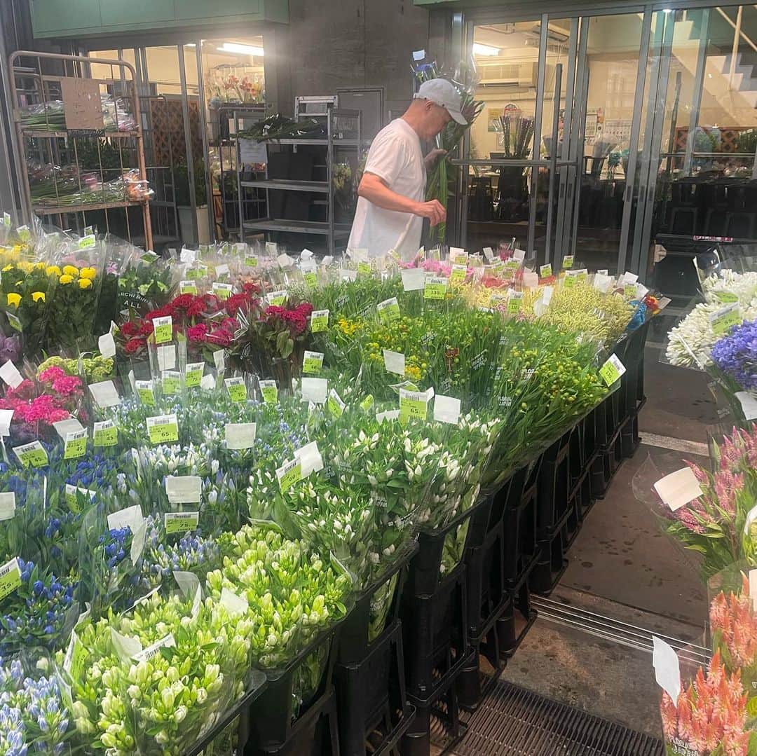 今村沙緒里さんのインスタグラム写真 - (今村沙緒里Instagram)「朝2時起きでお花の市場へ！  ずっと、行ってみたくて.. エルゼアールの池田さんに 連れて行ってもらいました。  色々な卸業者さんが並んでいて 仕入れ方や競りのシステムも教えてくれて。  "ぱっと見たときに 心に響く色を選ぶ" 池田さんのお花への愛情、素敵です。 いろいろ勉強にもなりました。  お礼を言うのはこちらなのに たくさんの紫色のクレマチスもいただき.. 本当にありがとうございました🌿  夕方お店へ行き 太田ちゃんに ダリアの花束を作ってもらいました。  ユリちゃんのダリア💕品種は"みっちゃん"！ ワイルドなピンク、かわいい！！  7月がんばった自分へご褒美です。 家の中がお花でいっぱいでしあわせです。 (嬉しくて自撮りを📷)  お花や自然からもらえるエネルギー 好きなものに触れる大切さ実感しました。  暑い毎日ですが 8月も1日1日がんばりましょう！  #flowers #dahlia #clematis #꽃 #お花 #ダリア #クレマチス #癒し」8月1日 0時24分 - saorix13