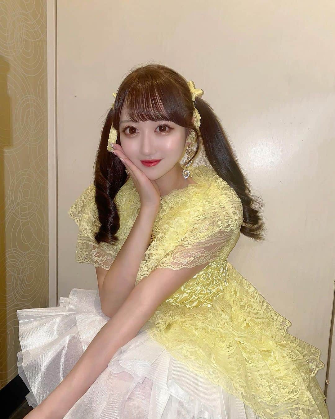 MI-MIのインスタグラム：「黄色の衣装始めて着た💛 どうかな...？  最近月一だけどライブ出演したり 定期的に会える機会あるので ぜひ来てもらえたら嬉しいな🫶  #アイドル #アイドル衣装 #ツインテール #ツインテールアレンジ #japanesegirl #japaneseidol」