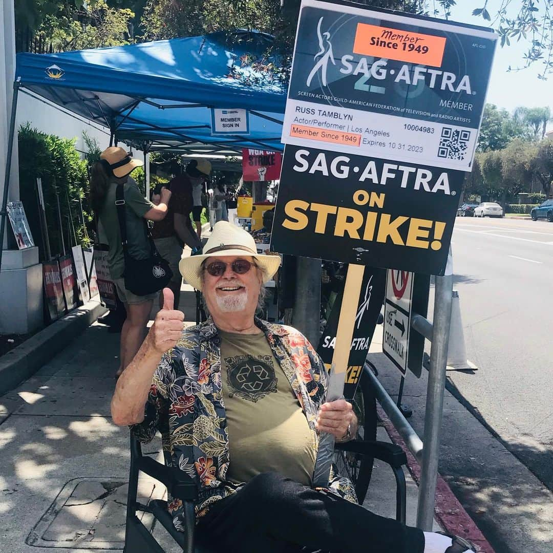 アンバー・タンブリンのインスタグラム：「My dad Russ Tamblyn has been in SAG-AFTRA since 1949. He went to the picket line last week in Los Angeles to show support for  union workers striking in SAG-AFTRA and WGA. In his 80+ years, he’s lived through two historic industry strikes, and has seen the business go through so many ups and downs. He’s not on social media but his message to all of you is: Keep going, keep fighting, keep standing up for the right thing (even if you can’t literally stand that much anymore and often need a chair!)   #sagaftra #wgastrong」