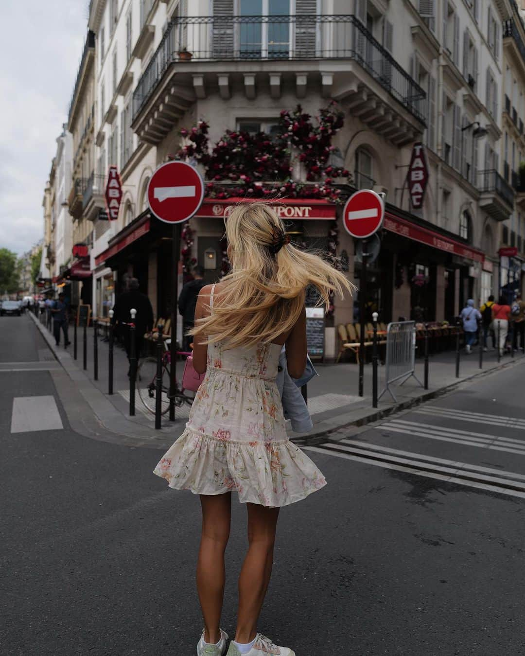 アギーさんのインスタグラム写真 - (アギーInstagram)「Best photobomb ever 🥷🏼🇫🇷🎨 #photodump #paris #france」8月1日 0時22分 - aggie