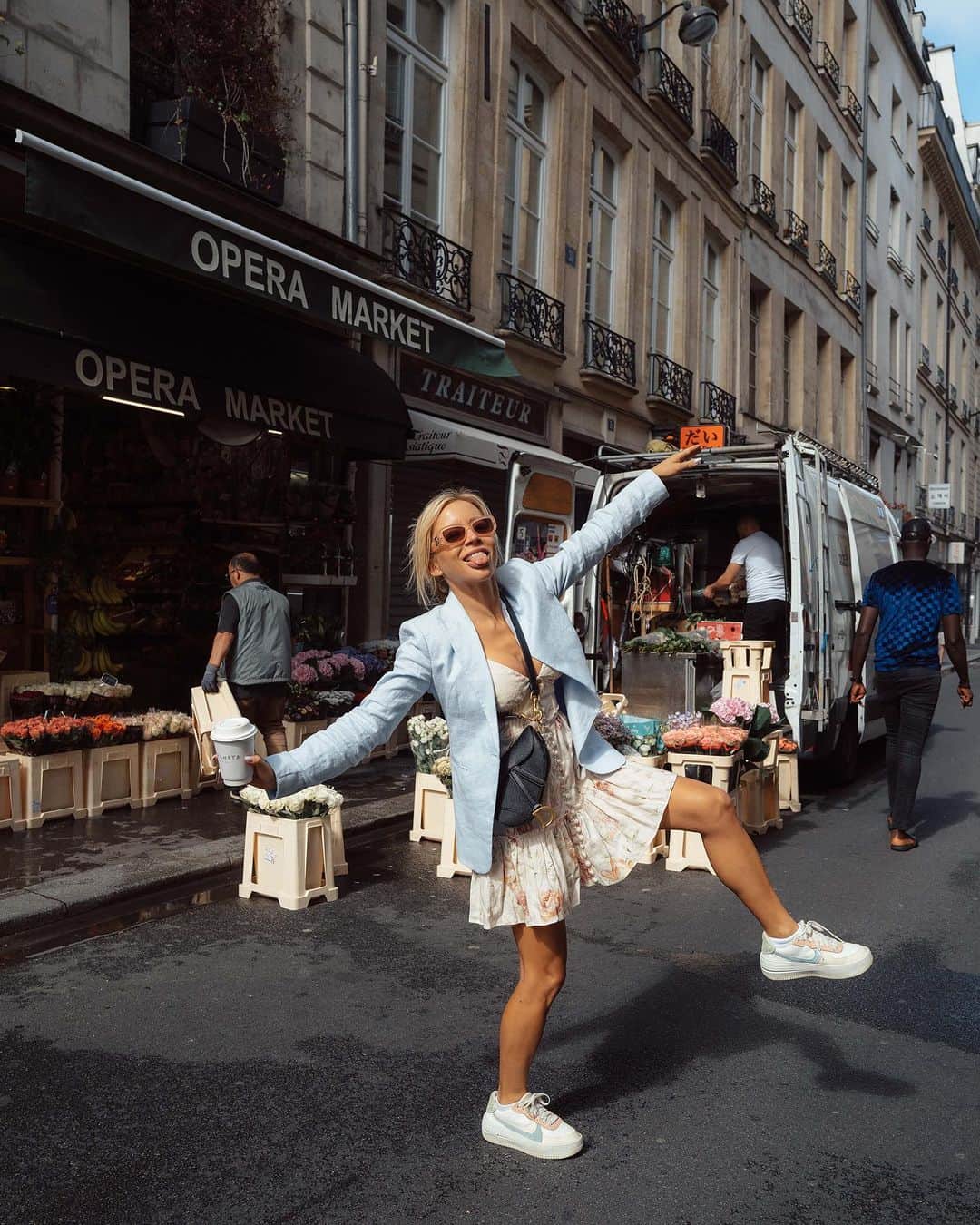 アギーさんのインスタグラム写真 - (アギーInstagram)「Best photobomb ever 🥷🏼🇫🇷🎨 #photodump #paris #france」8月1日 0時22分 - aggie