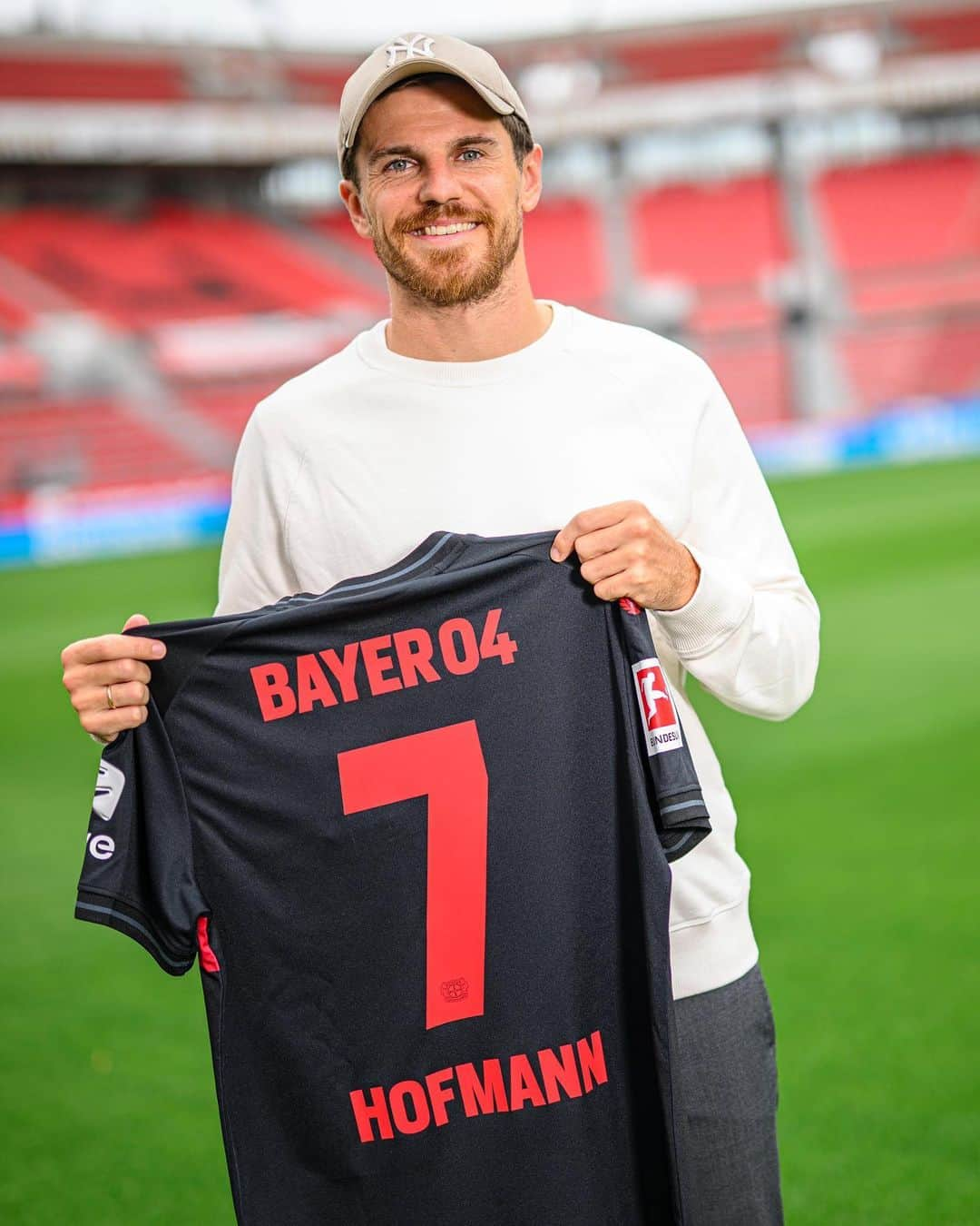 ヨナス・ホフマンのインスタグラム：「Dear Bayer-Fans,  For the start of the season, we have a giveaway for you:  7 jerseys with my number 7! ☺️  All you have to do is: 1️⃣ follow @jonasho23 & @bayer04fussball  2️⃣ Linked in the comments your Best-Bayer-Buddy ⚫️🔴  Up to and including 7th August you can join.   The seven winners will receive a message and get the jersey by post.  Good luck, your Hoffi ✌🏽  Liebe Bayer-Fans,  zum Saisonauftakt haben wir uns Folgendes überlegt: Wir verlosen 7 Trikots mit meiner Nummer 7! ☺️  Alles was ihr dafür machen müsst ist: 1️⃣ @jonasho23 & @bayer04fussball folgen 2️⃣ Verlinkt in den Kommentaren euren Best-Bayer-Buddy ⚫️🔴  Bis einschließlich 7. August könnt ihr mitmachen.  Die 7 Gewinner werden per DM benachrichtigt und bekommen das Trikot dann zugeschickt.  Viel Glück, euer Hoffi ✌🏽」