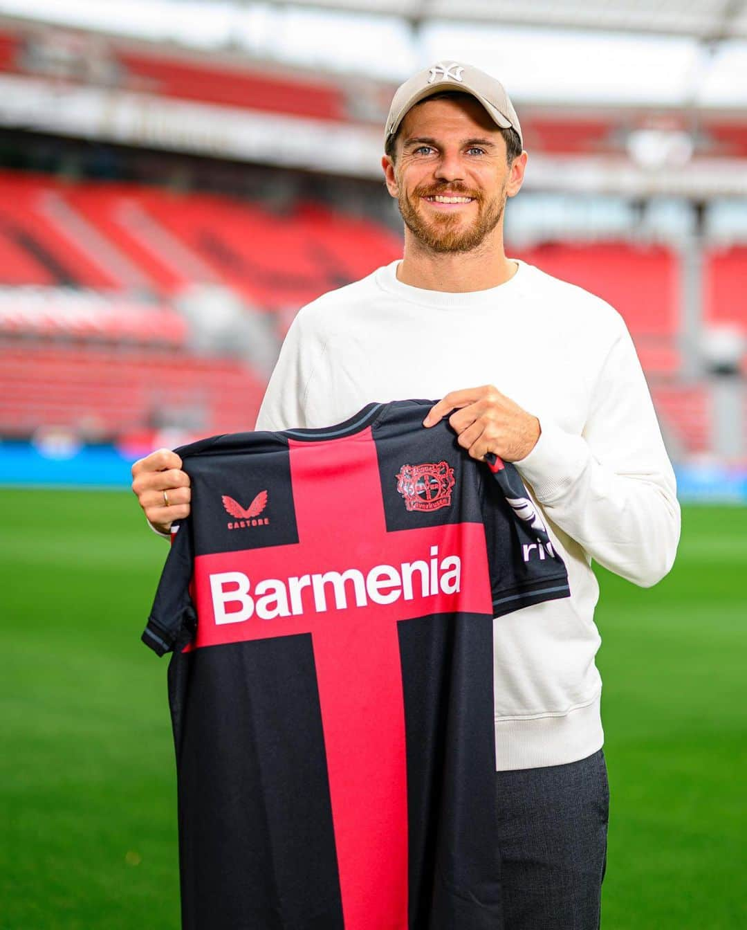 ヨナス・ホフマンさんのインスタグラム写真 - (ヨナス・ホフマンInstagram)「Dear Bayer-Fans,  For the start of the season, we have a giveaway for you:  7 jerseys with my number 7! ☺️  All you have to do is: 1️⃣ follow @jonasho23 & @bayer04fussball  2️⃣ Linked in the comments your Best-Bayer-Buddy ⚫️🔴  Up to and including 7th August you can join.   The seven winners will receive a message and get the jersey by post.  Good luck, your Hoffi ✌🏽  Liebe Bayer-Fans,  zum Saisonauftakt haben wir uns Folgendes überlegt: Wir verlosen 7 Trikots mit meiner Nummer 7! ☺️  Alles was ihr dafür machen müsst ist: 1️⃣ @jonasho23 & @bayer04fussball folgen 2️⃣ Verlinkt in den Kommentaren euren Best-Bayer-Buddy ⚫️🔴  Bis einschließlich 7. August könnt ihr mitmachen.  Die 7 Gewinner werden per DM benachrichtigt und bekommen das Trikot dann zugeschickt.  Viel Glück, euer Hoffi ✌🏽」8月1日 0時34分 - jonasho23