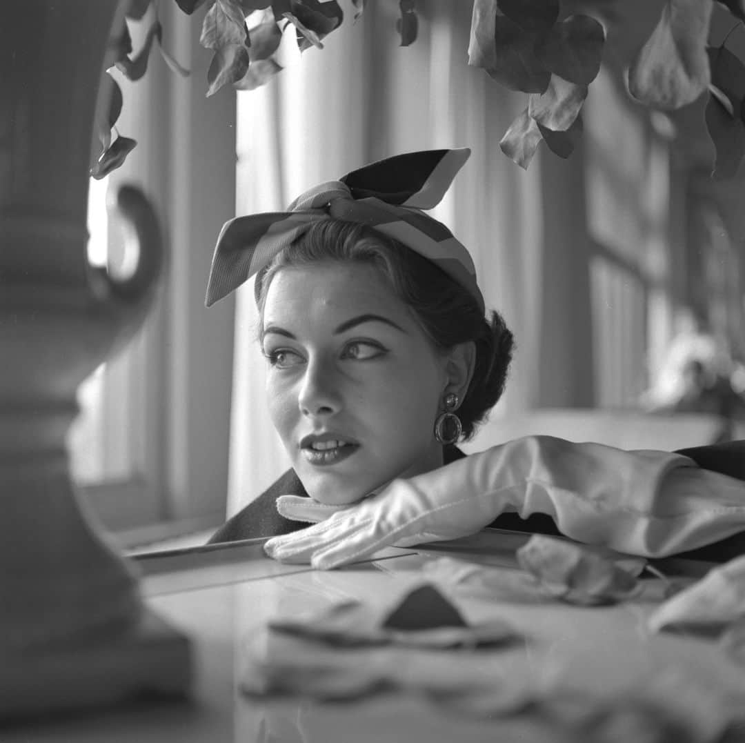 lifeのインスタグラム：「Model wearing a colorful bandana cap, from a series of photos of spring hat fashions in New York City, 1952.   See more from Beyond Boundaries: Gordon Parks’ Fashion Photography of the 1950s by clicking the link in bio.   (📷 Gordon Parks/LIFE Picture Collection)  #LIFEMagazine #LIFEArchive #GordonParks #Fashion #Style #1950s」