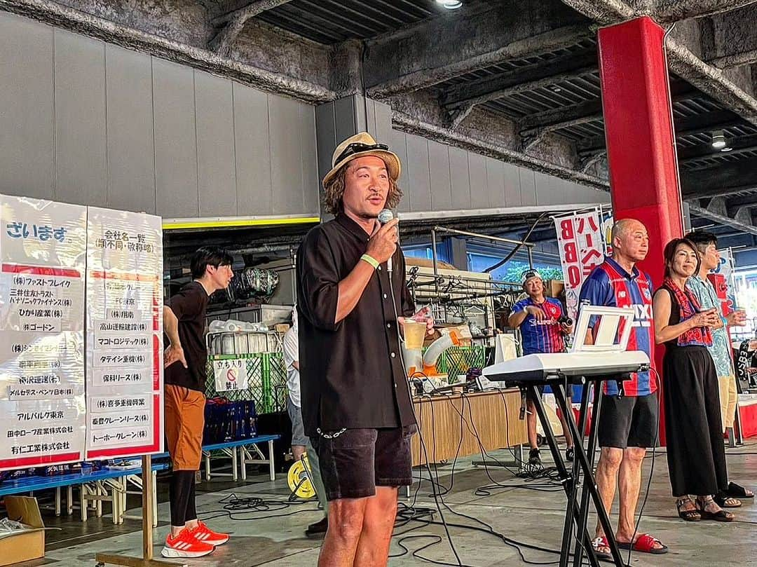 石川直宏さんのインスタグラム写真 - (石川直宏Instagram)「『大矢運送BBQ大会』  日頃からお世話になっているFC東京クラブスポンサーの 大矢運送さんのBBQ大会に、クラブスタッフメンバーと共に参加させていただきました🤝  挨拶の無茶振りには焦りましたが😂  スケールもおもてなしも大矢さんらしさ全開👏   ホームゲームを毎試合ご夫婦で観戦されていて、試合後選手たちがロッカーに引き上げる姿を、どんな時でも最後まで見届けてから帰宅されます🙌  アウェイでもご夫婦でゴール裏で声を枯らし飛び跳ねて一緒に戦ってくれている姿が、度々DAZNで映るという😆🔥  新潟戦・大矢運送Dayでの勝利、試合後のご夫婦でのシャーには痺れました✊💙❤️🔥  ご家族も皆さん素敵で、写真で見ての通り✨長男と三男が居ないけど 笑  大矢運送の皆さん 心温まるおもてなしをありがとうございました🔵🔴🙌  #大矢運送 #HumanOhya #BBQ大会 #FC東京ファミリー #fctokyo #FC東京 #Tokyo #東京 #東京が熱狂 #fctokyoclubcommunicator  #FC東京クラブコミュニケーター #NaohiroIshikawa #石川直宏」8月1日 0時31分 - sgss.18